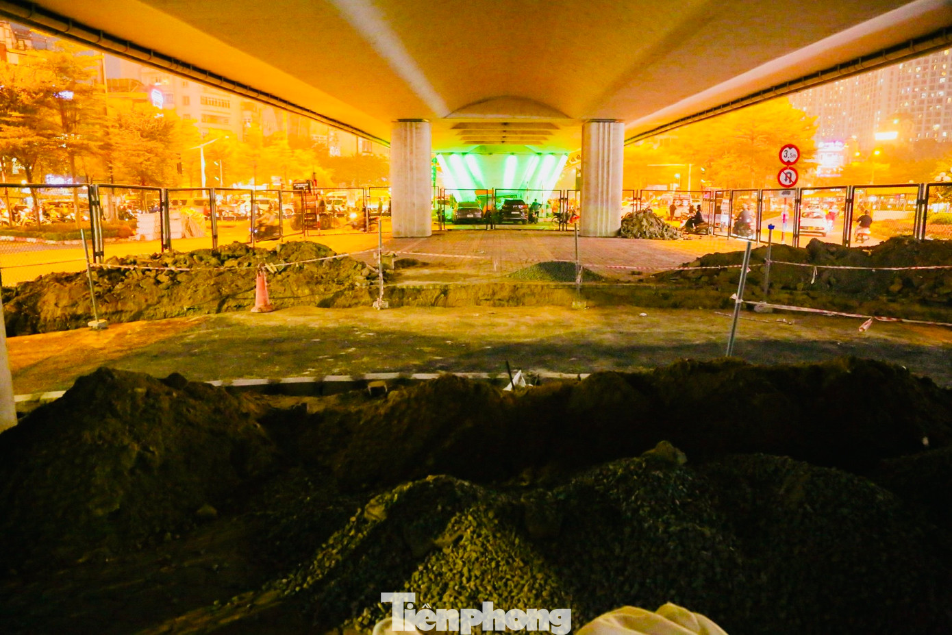 Sau khi di chuyển cây xanh, nhà thầu sẽ thi công kết cấu mặt đường. Trong đó, điều chỉnh thu hẹp dải phân cách dưới chân cầu vượt Ngã Tư Sở, để mở rộng điểm cho các xe quay đầu theo 2 hướng Nguyễn Trãi (trụ P7 - P8) và Tây Sơn (trụ P2 - P3).