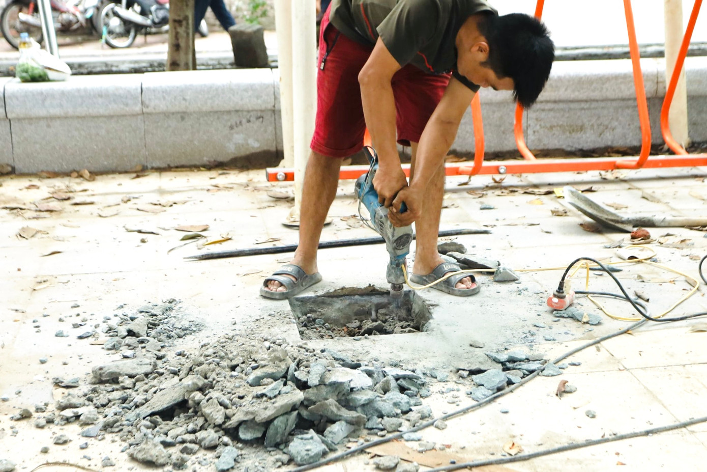 Theo ghi nhận của PV báo Tiền Phong, hiện tại các công đoạn cải tạo sửa chữa vẫn đang được tiến hành khẩn trương, các đơn vị thi công bố trí thêm hệ thống thảm cây, cây bụi trang trí xen kẽ hệ thống ghế ngồi, đường dạo ven hồ; thay thế hệ thống bóng đèn led chiếu sáng; cải tạo bậc lên xuống, bổ sung hệ thống lan can xung quanh hồ và đặt thêm thùng rác, thiết bị thể dục thể thao ngoài trời…