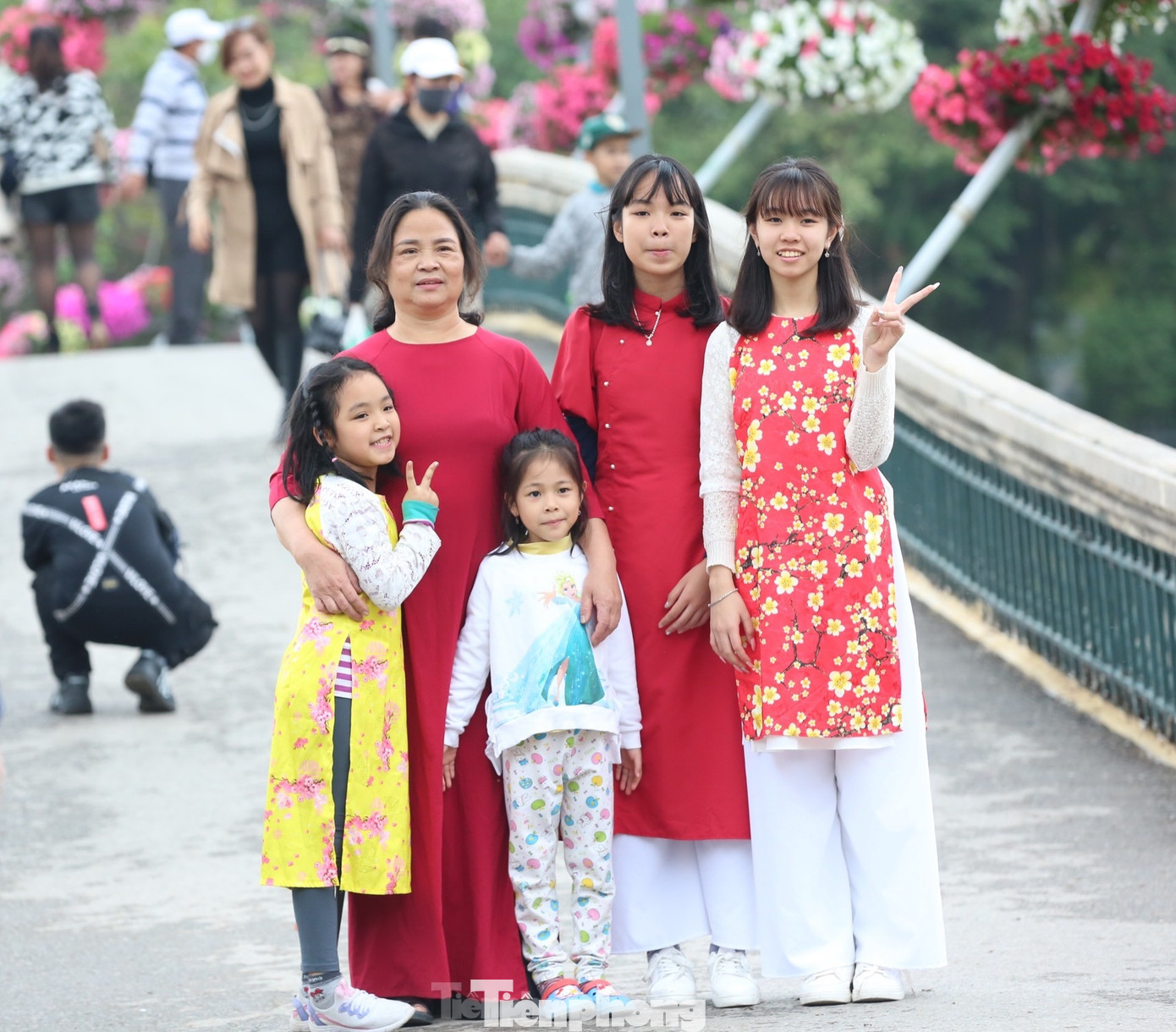 Thời tiết chiều mùng 2 Tết không còn rét buốt như những ngày trước, rất thích hợp để cả gia đình cùng mặc áo dài đi du xuân.