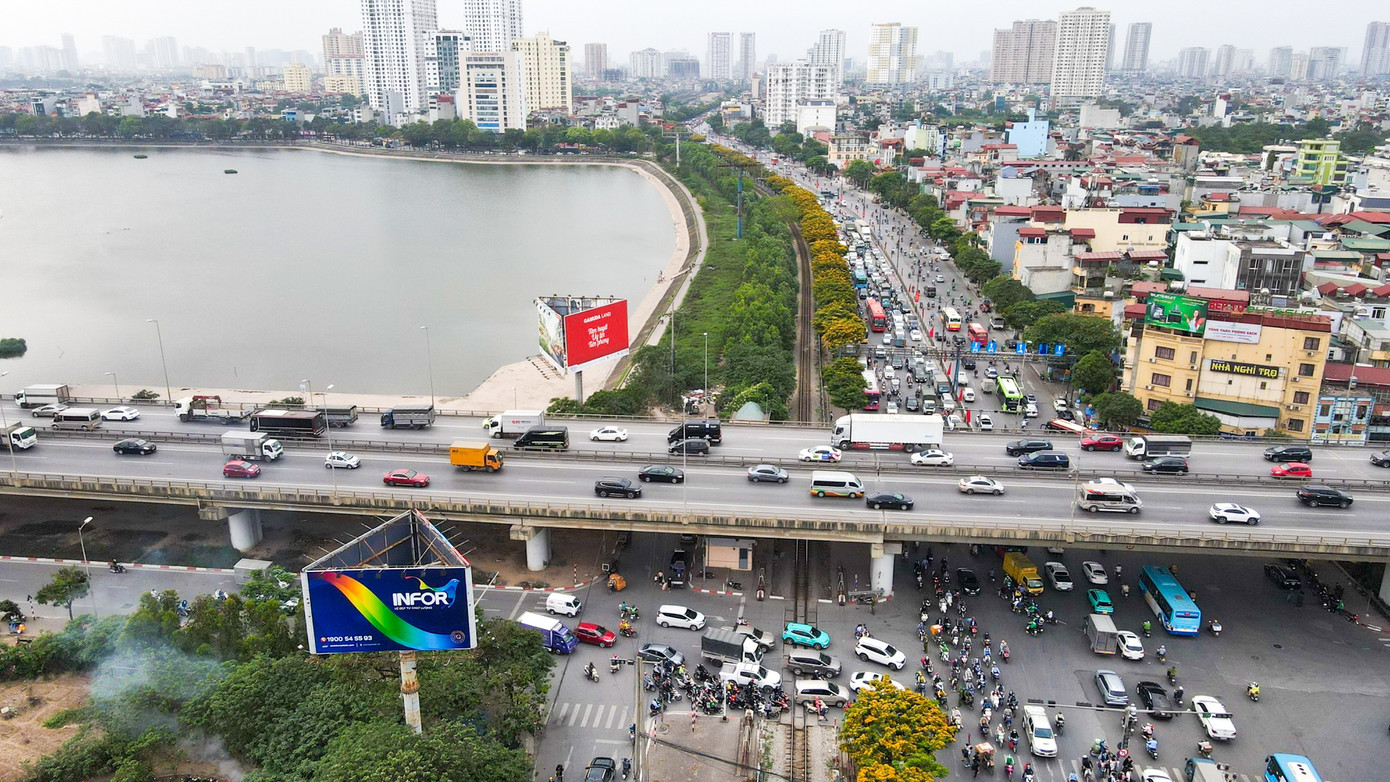 Từ đầu giờ chiều ngày 28/4, nhiều người dân tại Hà Nội đã bắt đầu di chuyển ra cửa ngõ Thủ đô khiến các trục đường chính rơi vào tình trạng quá tải, các phương tiện di chuyển khó khăn. Từ đầu giờ chiều ngày 28/4, nhiều người dân tại Hà Nội đã bắt đầu di chuyển ra cửa ngõ Thủ đô khiến các trục đường chính rơi vào tình trạng quá tải, các phương tiện di chuyển khó khăn.