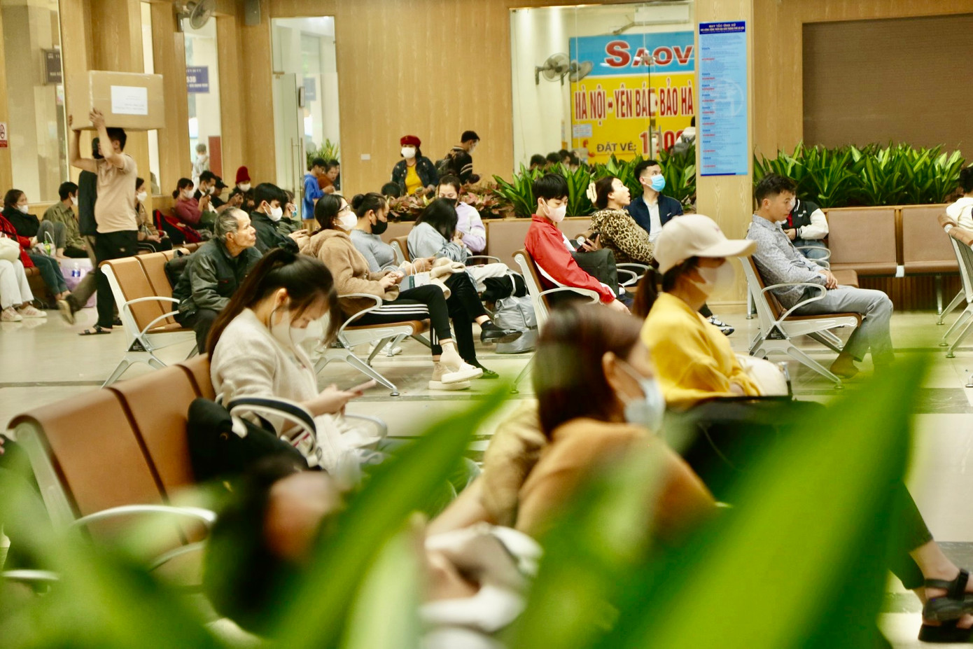 Nhiều người tỏ ra mệt mỏi tranh thủ chợp mắt đợi giờ xe xuất bến.