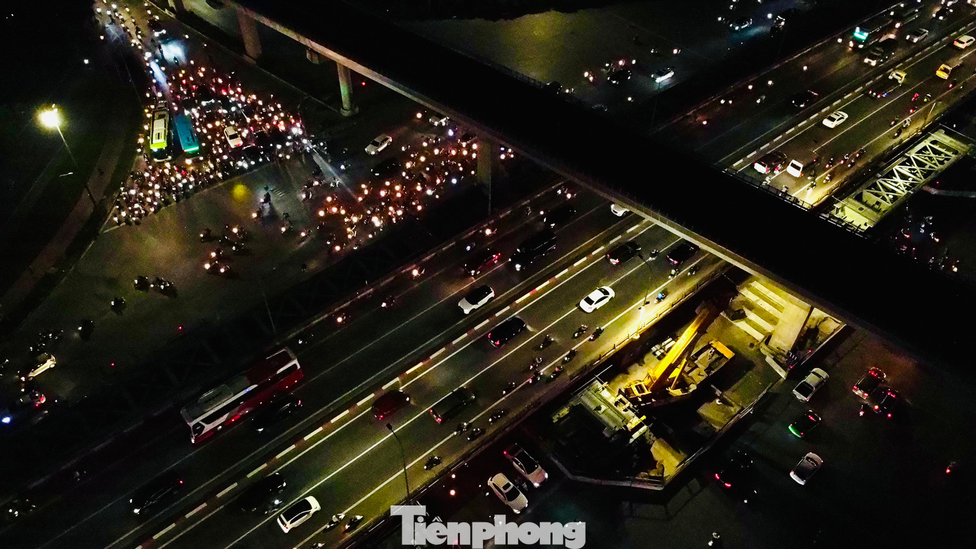 Ban quản lý dự án Thăng Long đang khẩn trương tổ chức triển khai thi công xây dựng 2 đơn nguyên cầu đô thị và tổ chức giao thông nút giao Mai Dịch, để sớm đưa vào khai thác nhằm giảm ùn tắc giao thông, phát huy hiệu quả đầu tư.