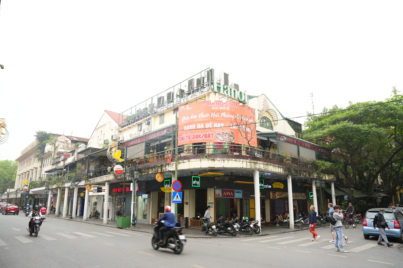 Góc phố đoạn ngã ba Tràng Tiền - Nguyễn Xí với thiết kế vỉa hè có mái che, được các cửa hàng cafe ở đây tận dụng kinh doanh.