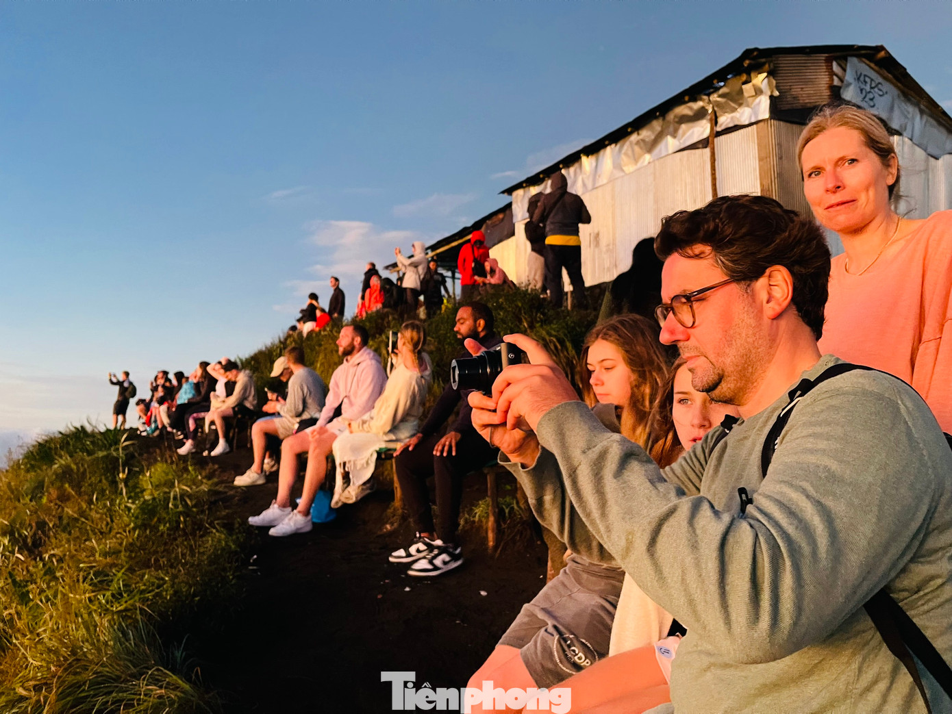 Du khách "đi săn" khoảnh khắc bình minh trên đỉnh núi.