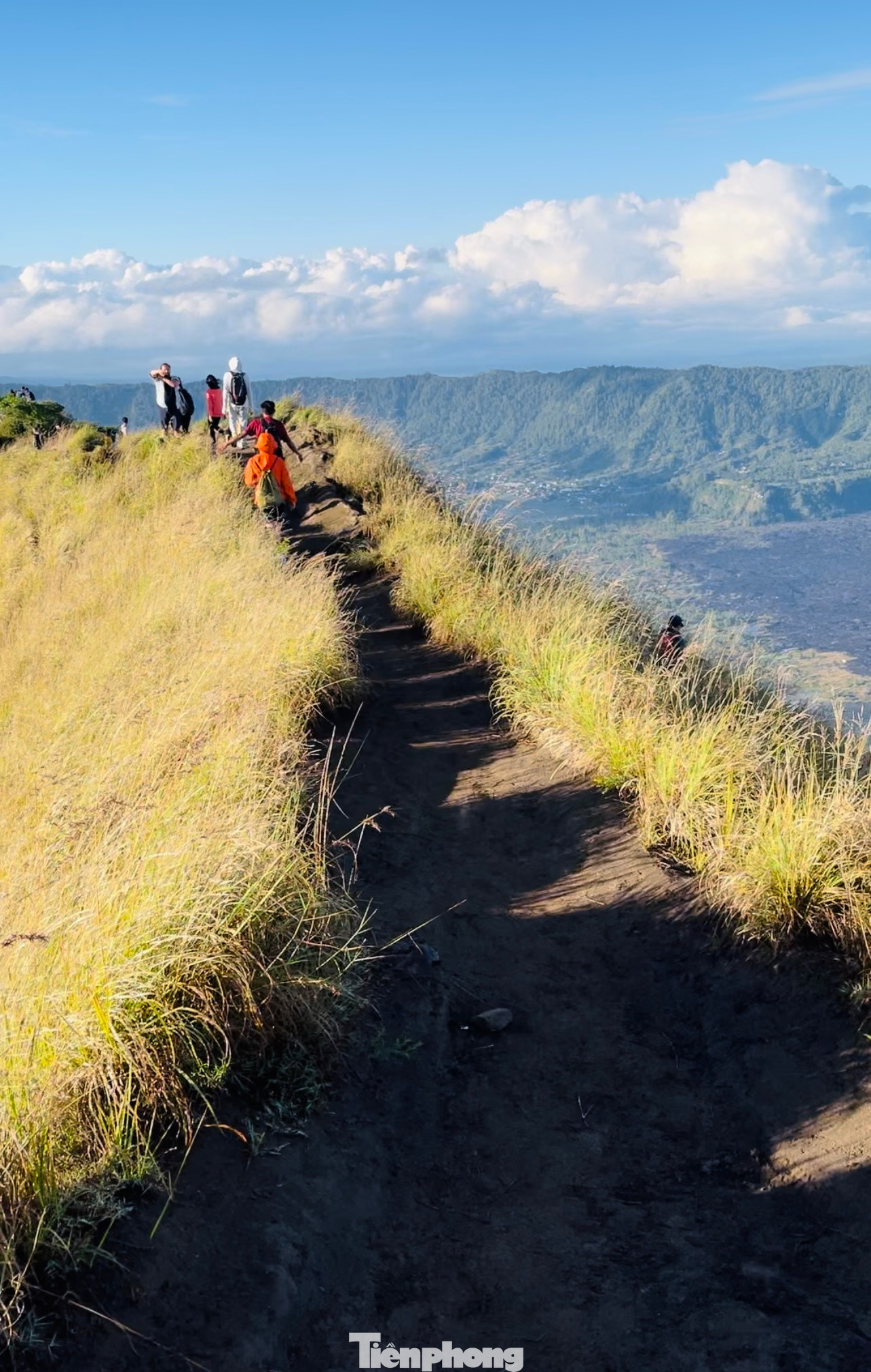 Hành trình trekking chỉ kéo dài 5km nhưng không dễ dàng vì độ dốc khá cao. Trung bình mỗi du khách sẽ mất từ 3-4 tiếng để lên đến đỉnh núi.