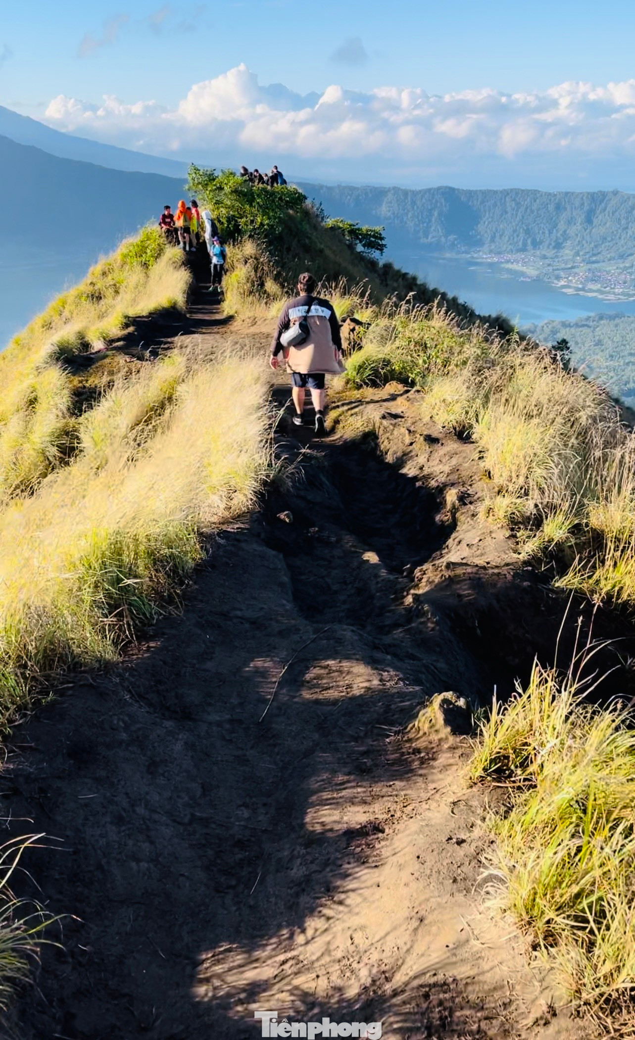 Hành trình trekking chỉ kéo dài 5km nhưng không dễ dàng vì độ dốc khá cao. Trung bình mỗi du khách sẽ mất từ 3-4 tiếng để lên đến đỉnh núi.