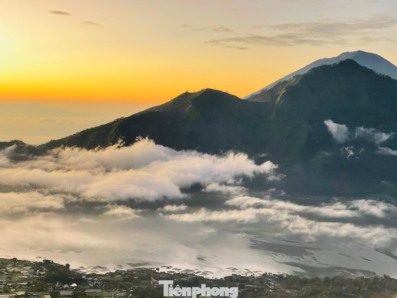 Bali là hòn đảo nổi tiếng về núi lửa. Hai ngọn núi nổi tiếng nhất ở Bali là Agung và Batur.