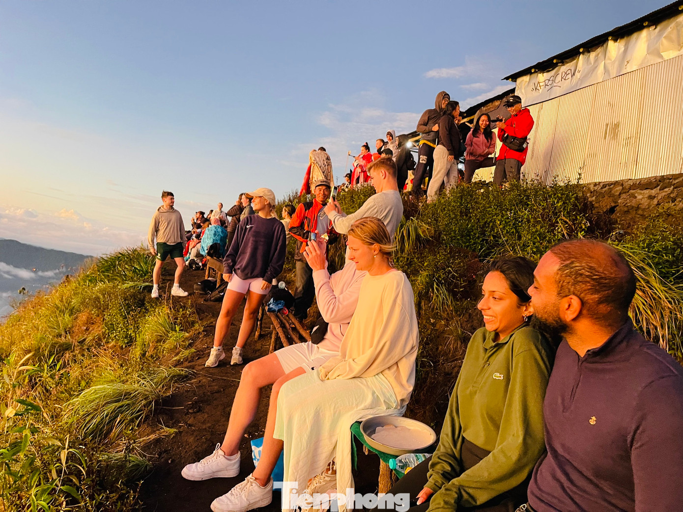 Thưởng ngoạn cảnh mặt trời mọc vô cùng ấn tượng dưới tiết trời lành lạnh.