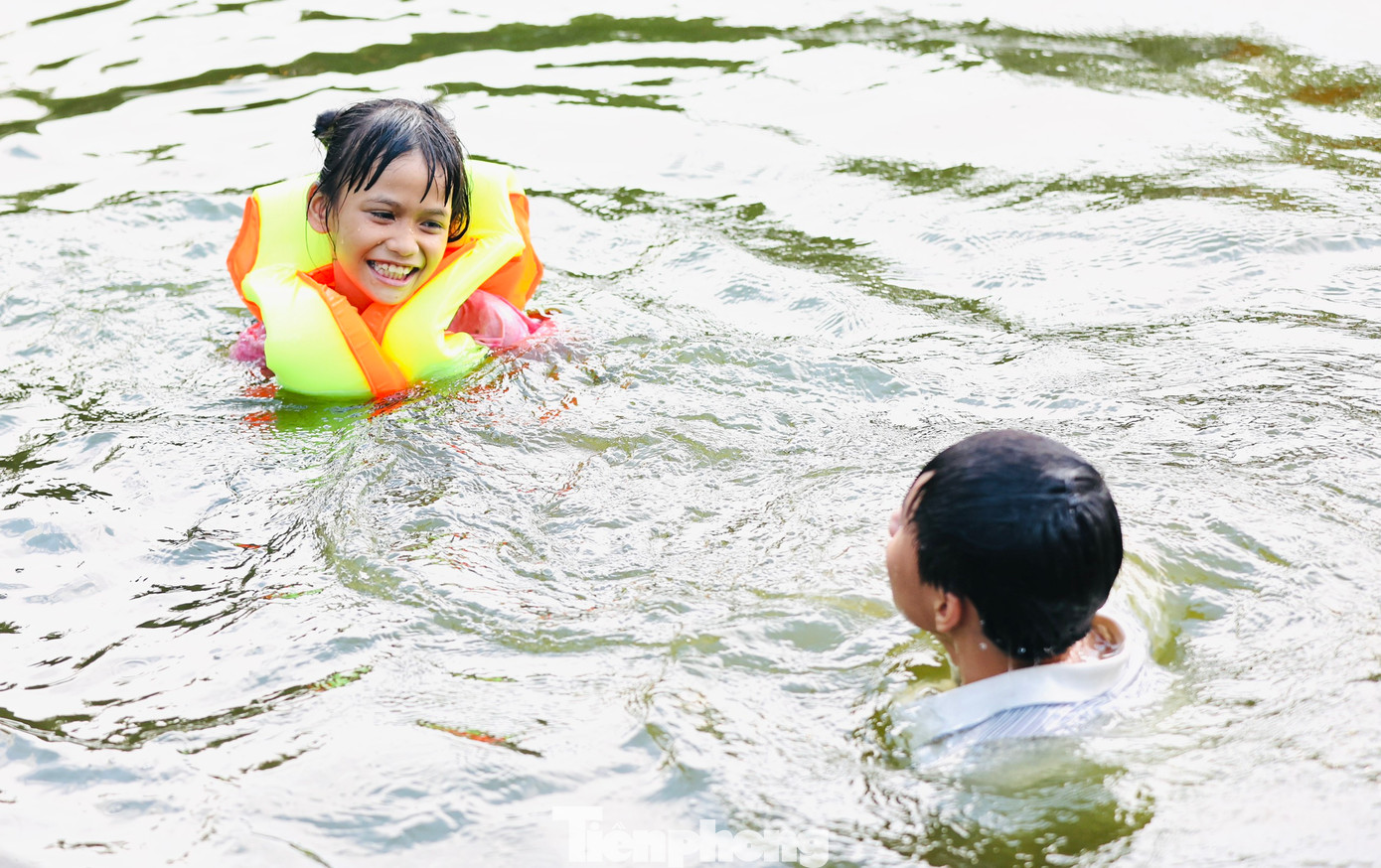 Những ngày nắng nóng, "bể bơi nghìn năm tuổi" này lại trở thành địa điểm tắm mát, giải nhiệt yêu thích của những người dân làng và khu vực lân cận.