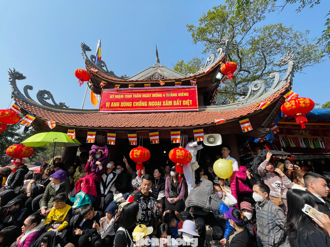 Hội làng Đồng Kỵ ngoài những nghi thức tế lễ, du khách có thể nghe hát Quan họ trên thuyền cả ngày mùng 4 và các buổi sáng mùng 5, 6.