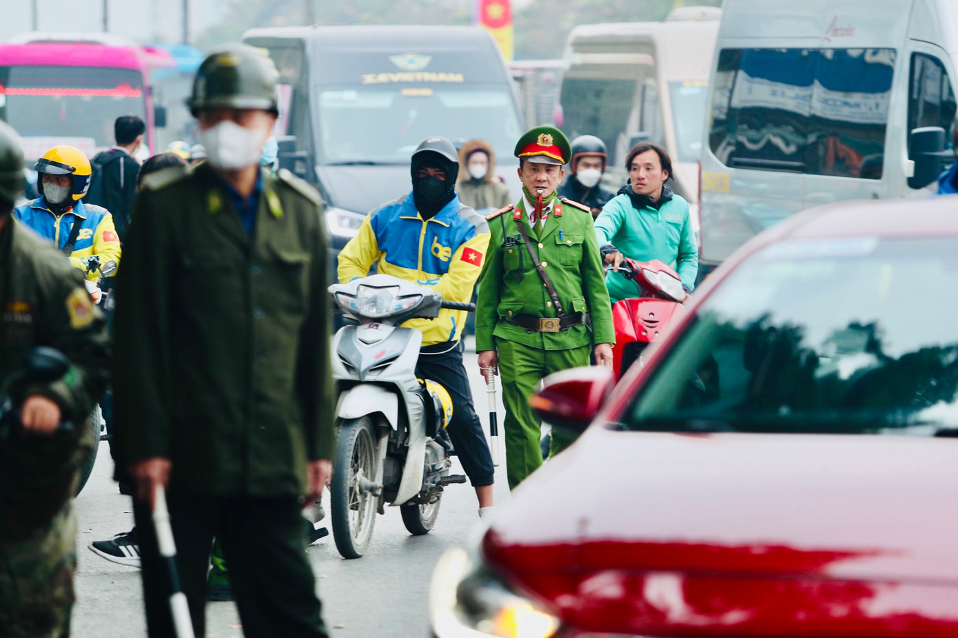 Dịp nghỉ Tết Dương lịch 2024 năm nay, người lao động được nghỉ 3 ngày (bao gồm cả thứ Bảy, Chủ nhật) nên đông đảo người dân đã tranh thủ về quê từ chiều ngày hôm nay (29/12). Lực lượng chức năng được tăng cường bố trí trực chốt tại nhiều vị trí để điều tiết phương tiện giao thông trong chiều nay.