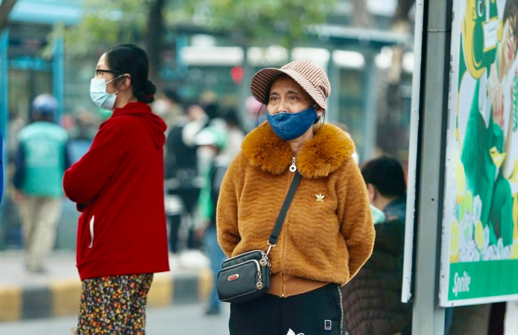 Nhiều người tranh thủ nghỉ ngơi trước giờ xe xuất bến.