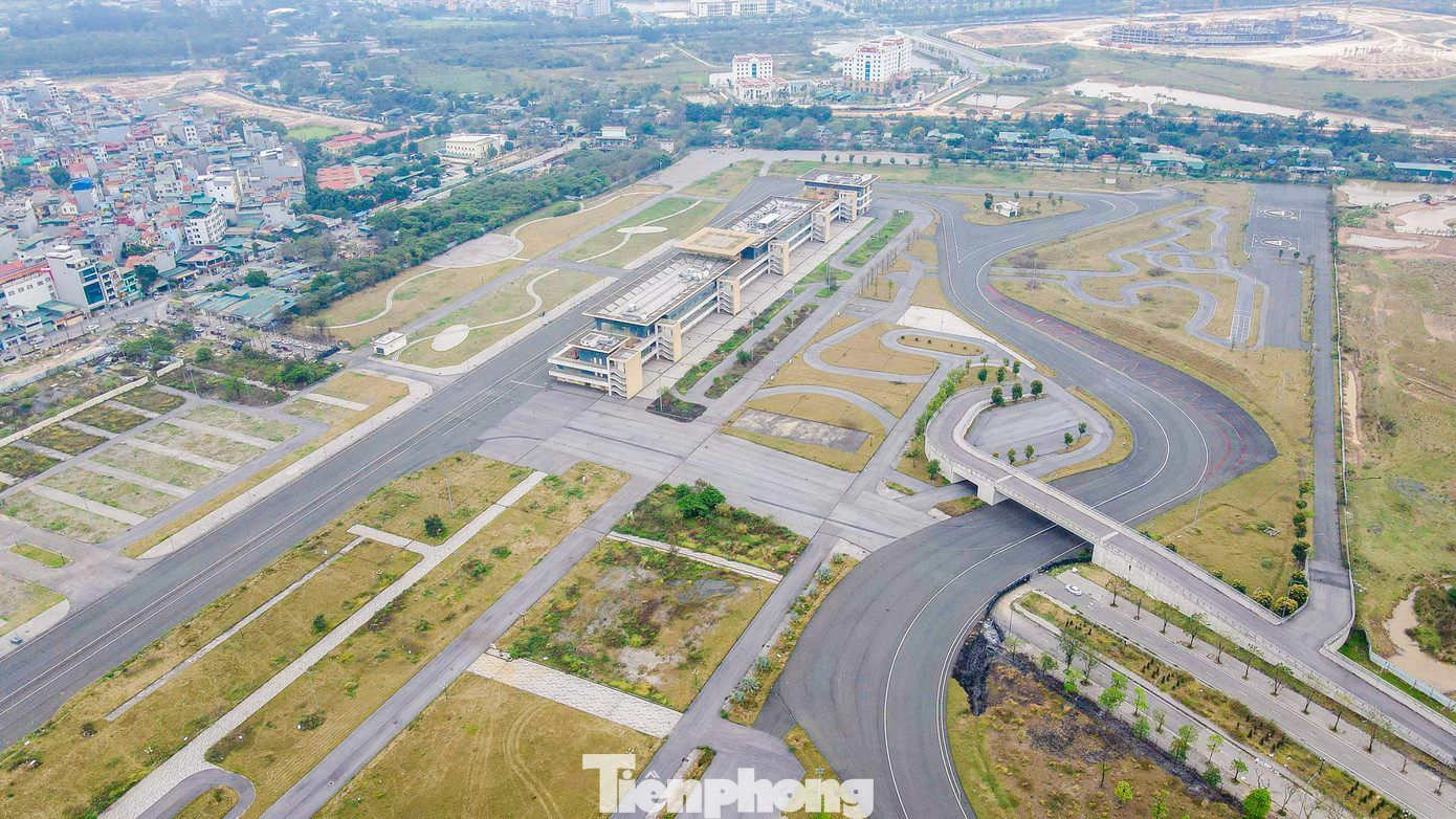 Đường đua F1 được khởi công vào ngày 20/3/2019 với tổng diện tích 88 ha, trong đó có 12,86 ha nằm trong Khu liên hợp thể thao quốc gia Mỹ Đình và ngay bên cạnh sân vận động Mỹ Đình.