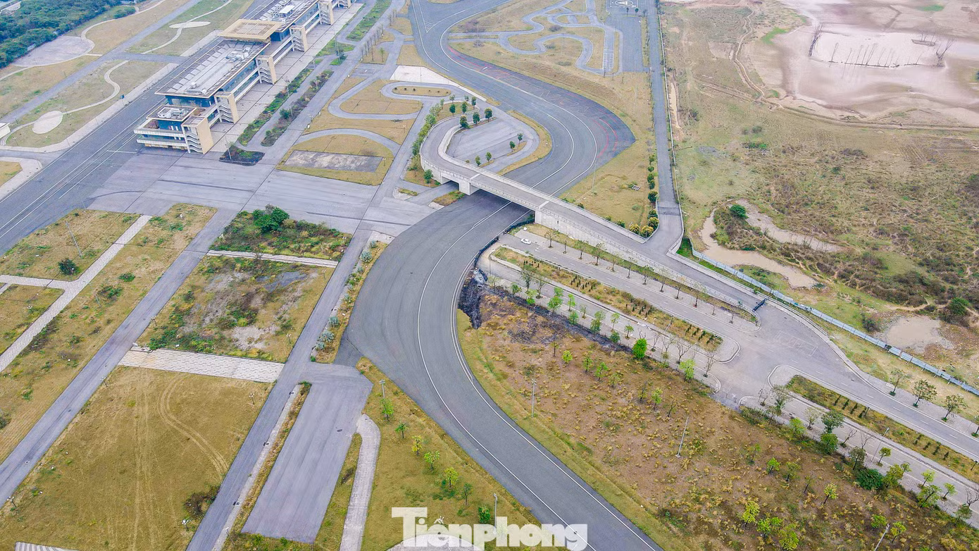 Dự kiến ban đầu, chặng đua tại F1 tại Hà Nội sẽ diễn ra vào đầu tháng 4/2020 nhưng do ảnh hưởng của đại dịch COVID-19 nên hoạt động này đã bị loại khỏi lịch toàn cầu. Đây là đường đua theo tiêu chuẩn Grade 1, tiêu chuẩn cao nhất của giải đua xe công thức 1 với yêu cầu rất cao và khắt khe về kỹ thuật. Dự kiến ban đầu, chặng đua tại F1 tại Hà Nội sẽ diễn ra vào đầu tháng 4/2020 nhưng do ảnh hưởng của đại dịch COVID-19 nên hoạt động này đã bị loại khỏi lịch toàn cầu. Đây là đường đua theo tiêu chuẩn Grade 1, tiêu chuẩn cao nhất của giải đua xe công thức 1 với yêu cầu rất cao và khắt khe về kỹ thuật.