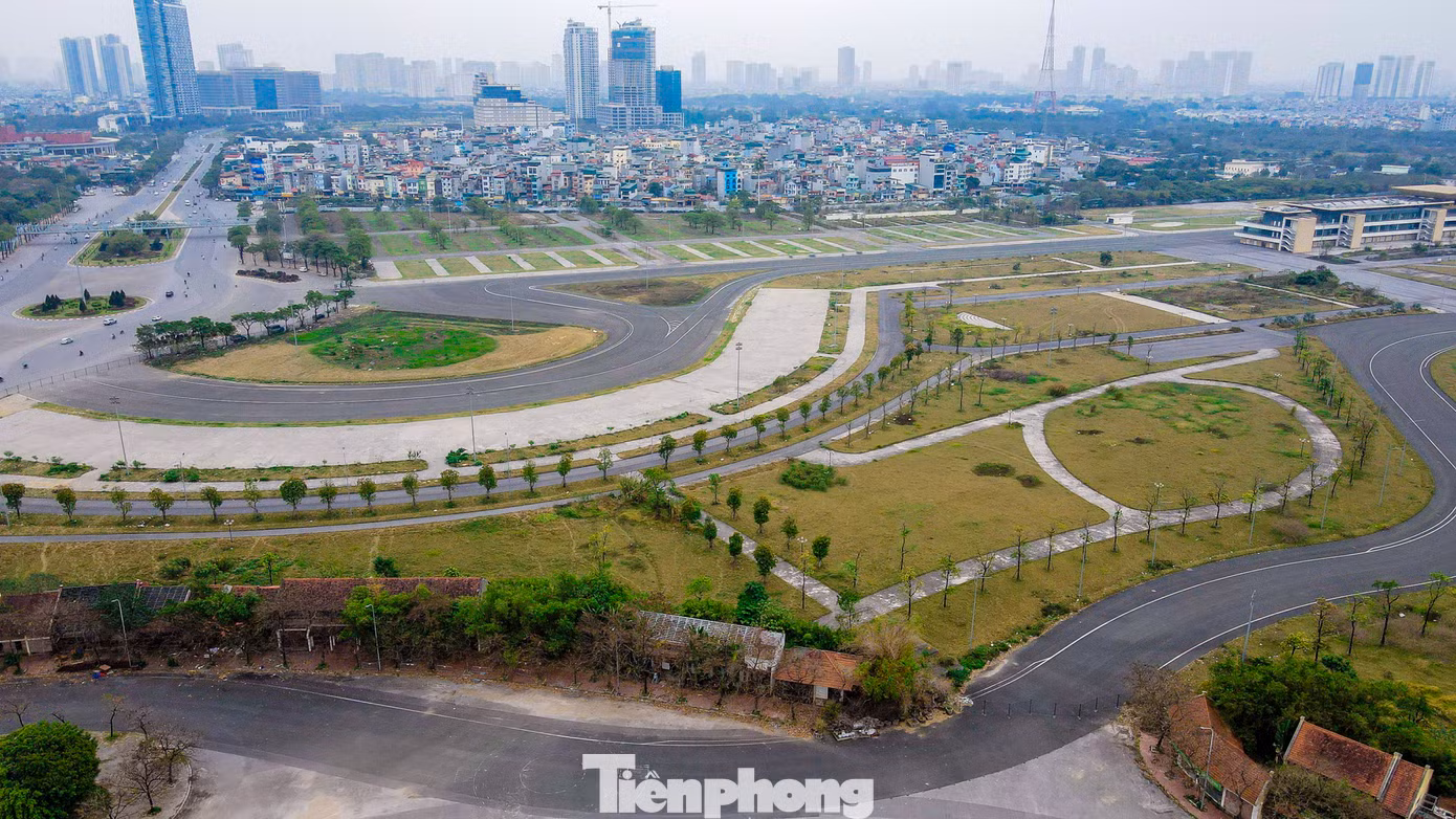 Vào ngày 15/2/2023, UBND TP Hà Nội đã làm việc với Sở Văn hóa và Thể thao Hà Nội và các đơn vị liên quan nhằm tìm giải pháp khai thác hiệu quả đường đua xe F1 sau một thời gian bị 'lãng quên'. Vào ngày 15/2/2023, UBND TP Hà Nội đã làm việc với Sở Văn hóa và Thể thao Hà Nội và các đơn vị liên quan nhằm tìm giải pháp khai thác hiệu quả đường đua xe F1 sau một thời gian bị 'lãng quên'.