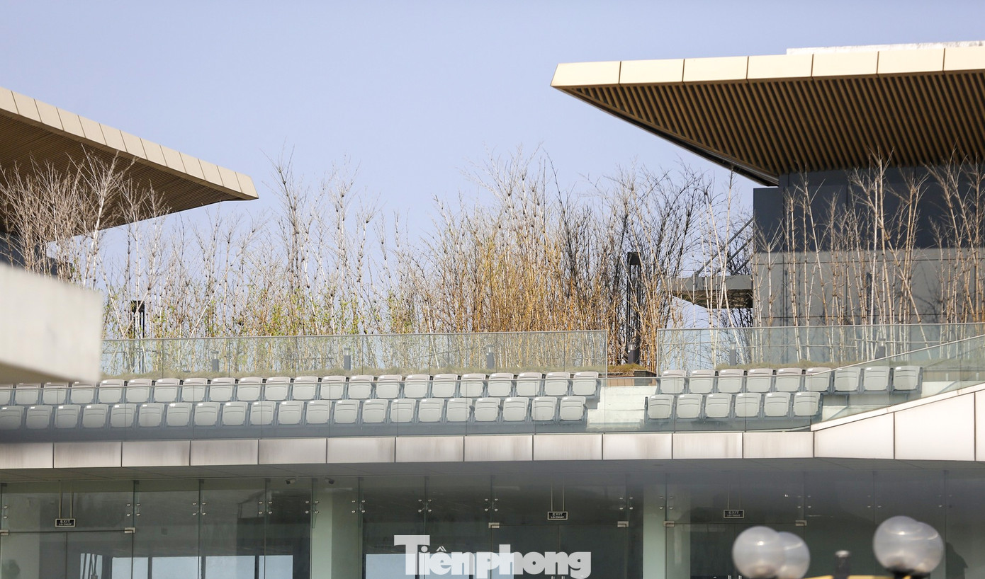 Theo quan sát của PV Tiền Phong, các hạng mục như ghế ngồi tại khu vực nhà điều hành cũng còn rất mới. Tuy nhiên, cây cối thời gian dài không được chăm sóc đã khô héo.