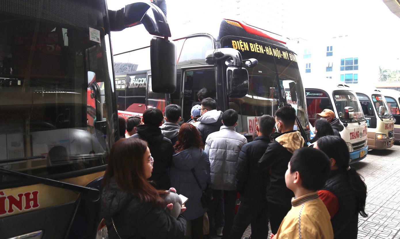 Tại bến xe Mỹ Đình thời điểm 15h, nhiều tài xế lái xe khách cho biết, so với năm trước lượng hành khách năm nay giảm đáng kể, nhiều xe xuất bến khi chưa kín khách.