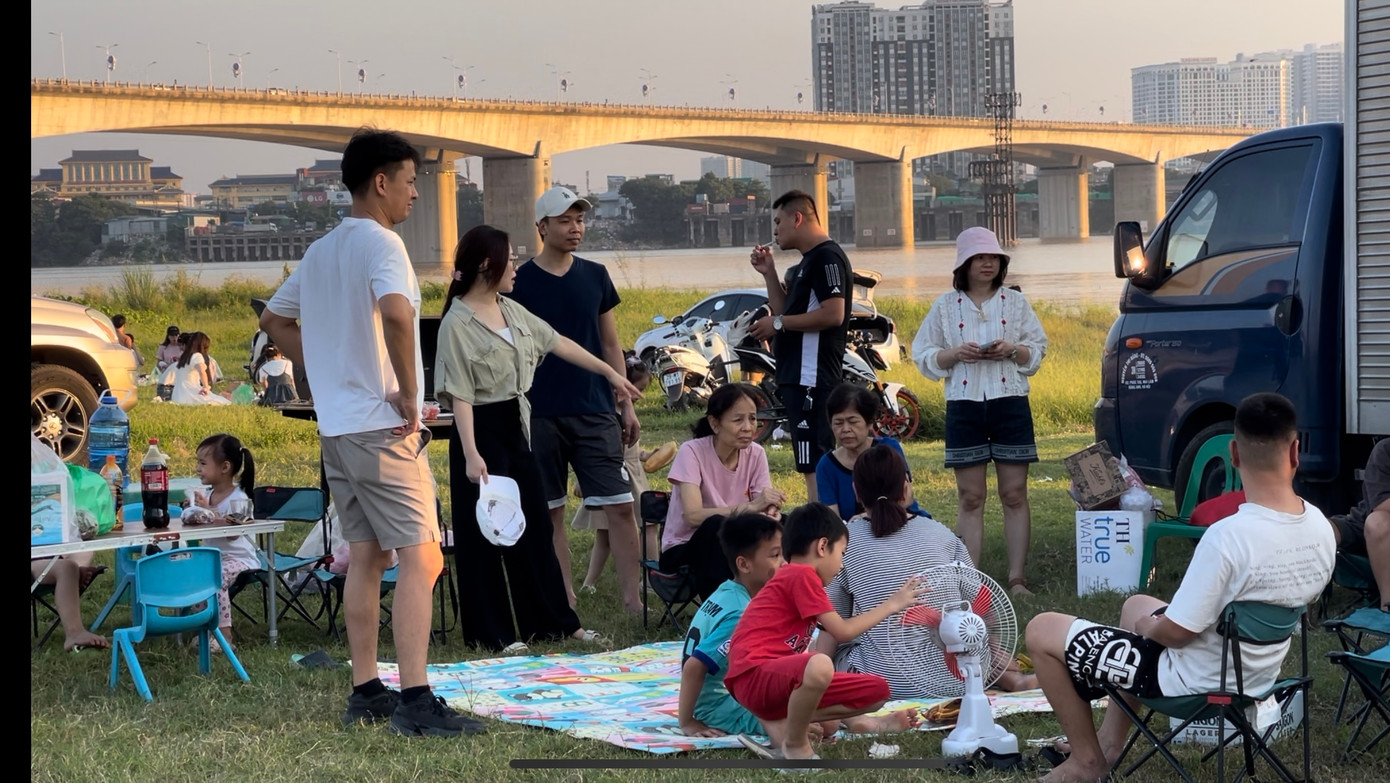 Ghi nhận của PV báo Tiền Phong, dịp nghỉ lễ này rất đông du khách đã đổ về khu vực dã ngoại dưới chân cầu Vĩnh Tuy để cắm trại, tham gia các hoạt động ngoài trời, chụp ảnh...