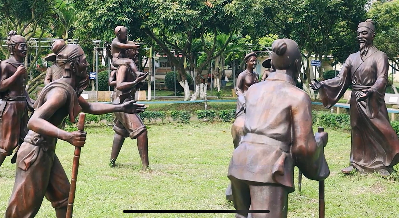 Điểm nhấn trong khu di tích là những bức tượng được tạc bằng đá với kích cỡ hệt như người thật, được sắp xếp một cách có chủ ý nhằm mô tả lại các khung cảnh đời thường trong cuộc sống của Trạng trình Nguyễn Bỉnh Khiêm, như: Cảnh dân làng mừng rỡ chào đón Trạng trình từ quan trở về làng hay khi cụ ngồi giảng văn thơ cho các học trò. (Ảnh: Trọng Tài) Điểm nhấn trong khu di tích là những bức tượng được tạc bằng đá với kích cỡ hệt như người thật, được sắp xếp một cách có chủ ý nhằm mô tả lại các khung cảnh đời thường trong cuộc sống của Trạng trình Nguyễn Bỉnh Khiêm, như: Cảnh dân làng mừng rỡ chào đón Trạng trình từ quan trở về làng hay khi cụ ngồi giảng văn thơ cho các học trò. (Ảnh: Trọng Tài)