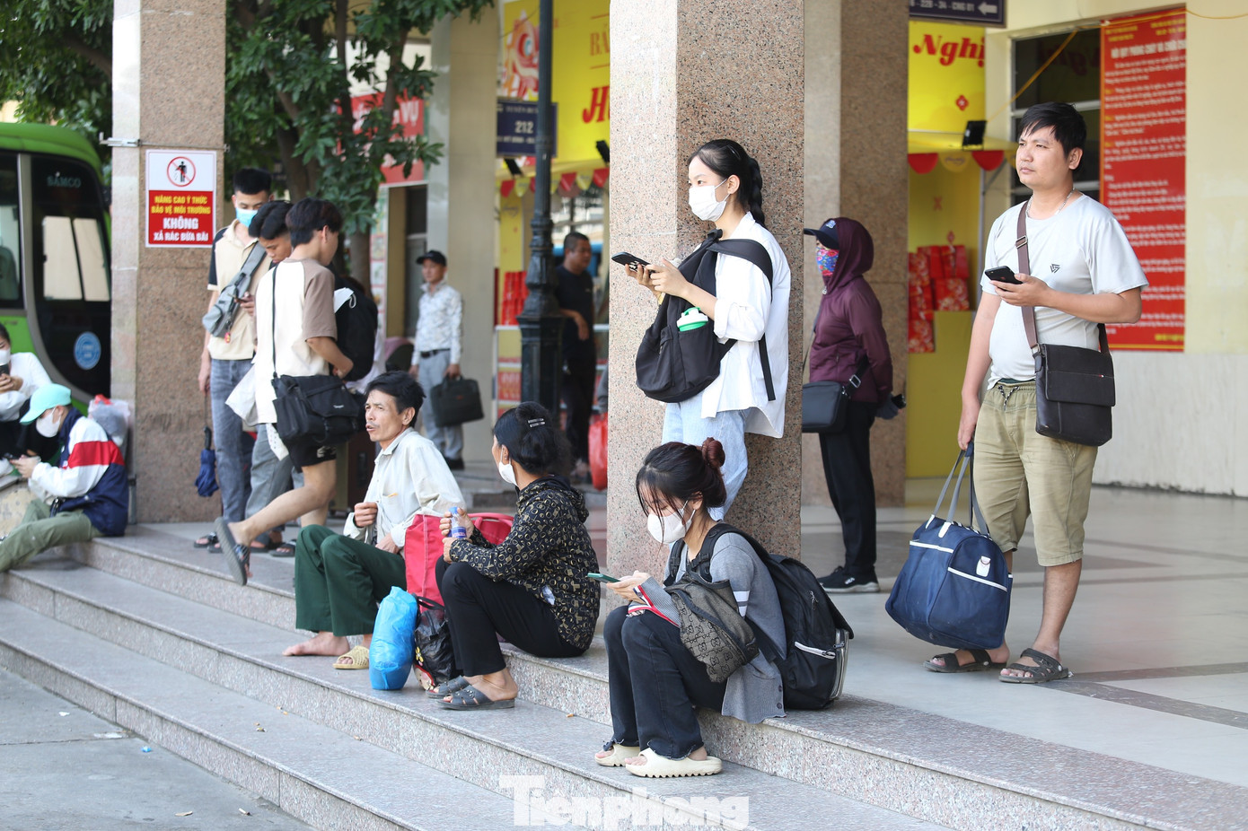 Dịp nghỉ lễ năm nay kéo dài ngày (từ 1/9 đến hết ngày 4/9) nên lượng người đổ về quê và đi du lịch rất đông.