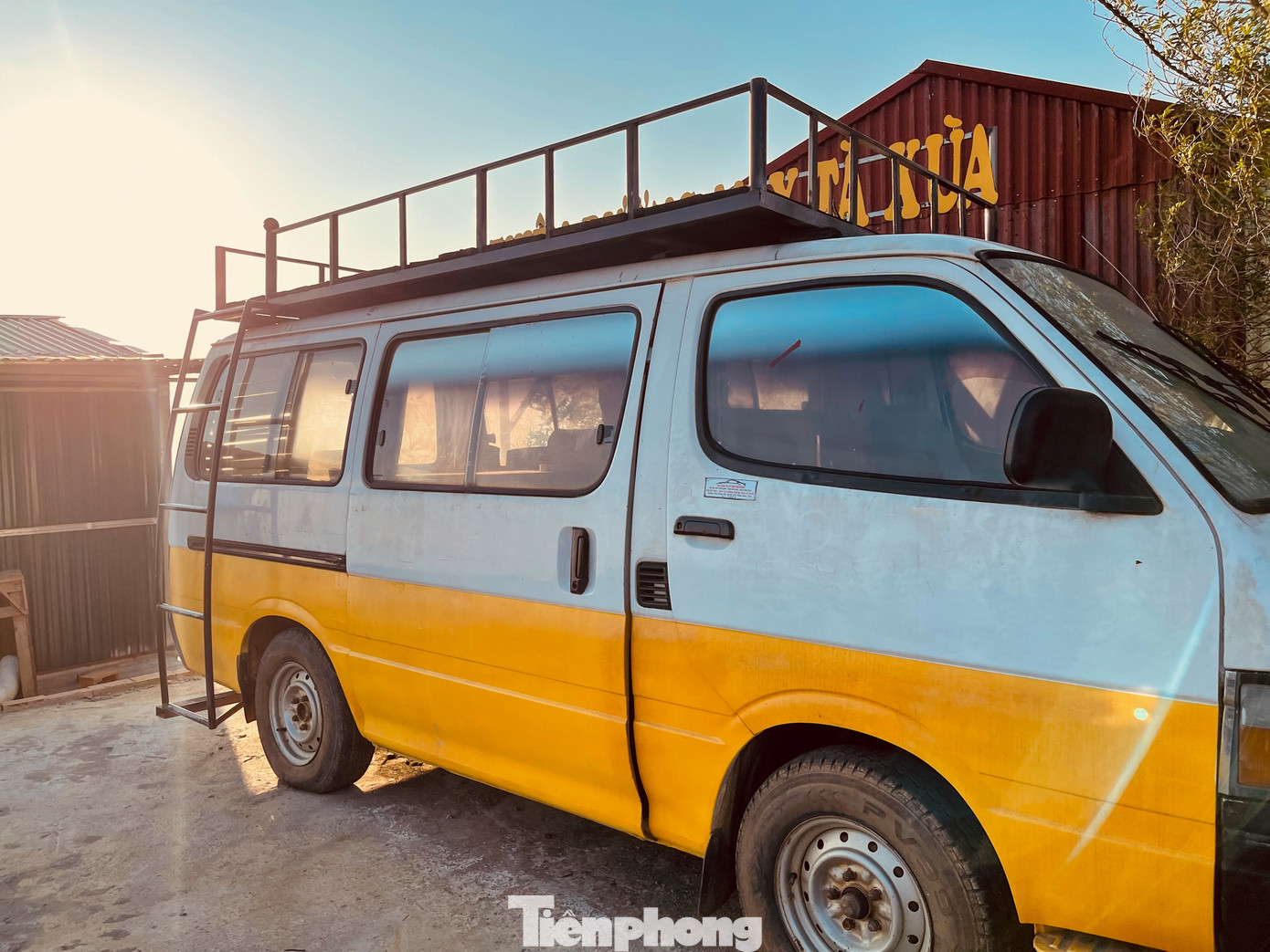 Chiếc xe đạo cụ bắt mắt cho các du khách chụp hình săn hoàng hôn.