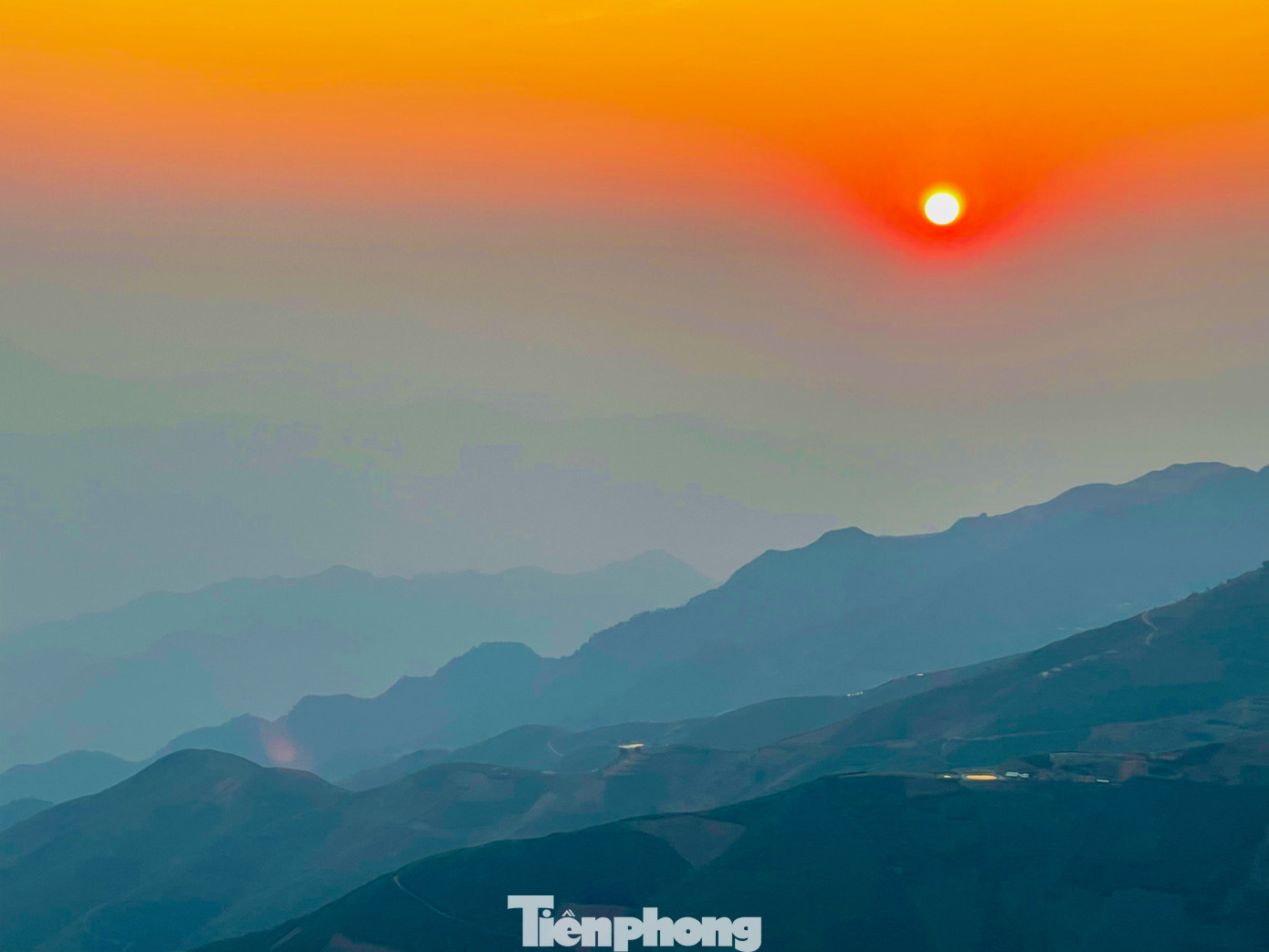 Đặt chân lên đỉnh gió, du khách ngỡ ngàng ngắm nhìn Tà Xùa chiều hoàng hôn đẹp mê hồn.