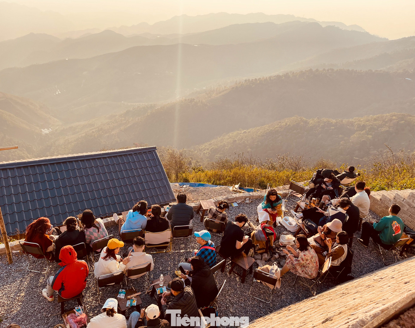 Du khách đến đây có thể chiêm ngưỡng cảnh sắc Tà Xùa chiều hoàng hôn đẹp mê mẩn và tận hưởng trọn vẹn khoảnh khắc cuối ngày bình yên.