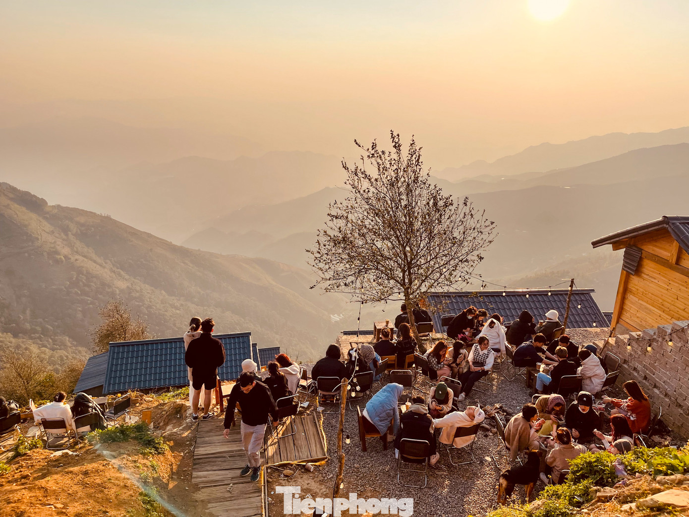 Sau 4h chiều, các vị trí đẹp nhất để săn hoàng hôn dù là ngồi bên trong hay bên ngoài quán đều chật kín không còn một chỗ trống.