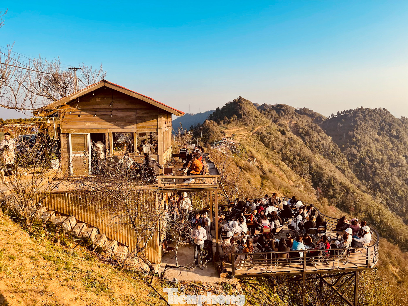 Với cảnh quan tuyệt đẹp thiên nhiên ban tặng, Tà Xùa thu hút rất đông du khách, nhất là giới trẻ thích trải nghiệm và khám phá, săn biển mây và hoàng hôn.