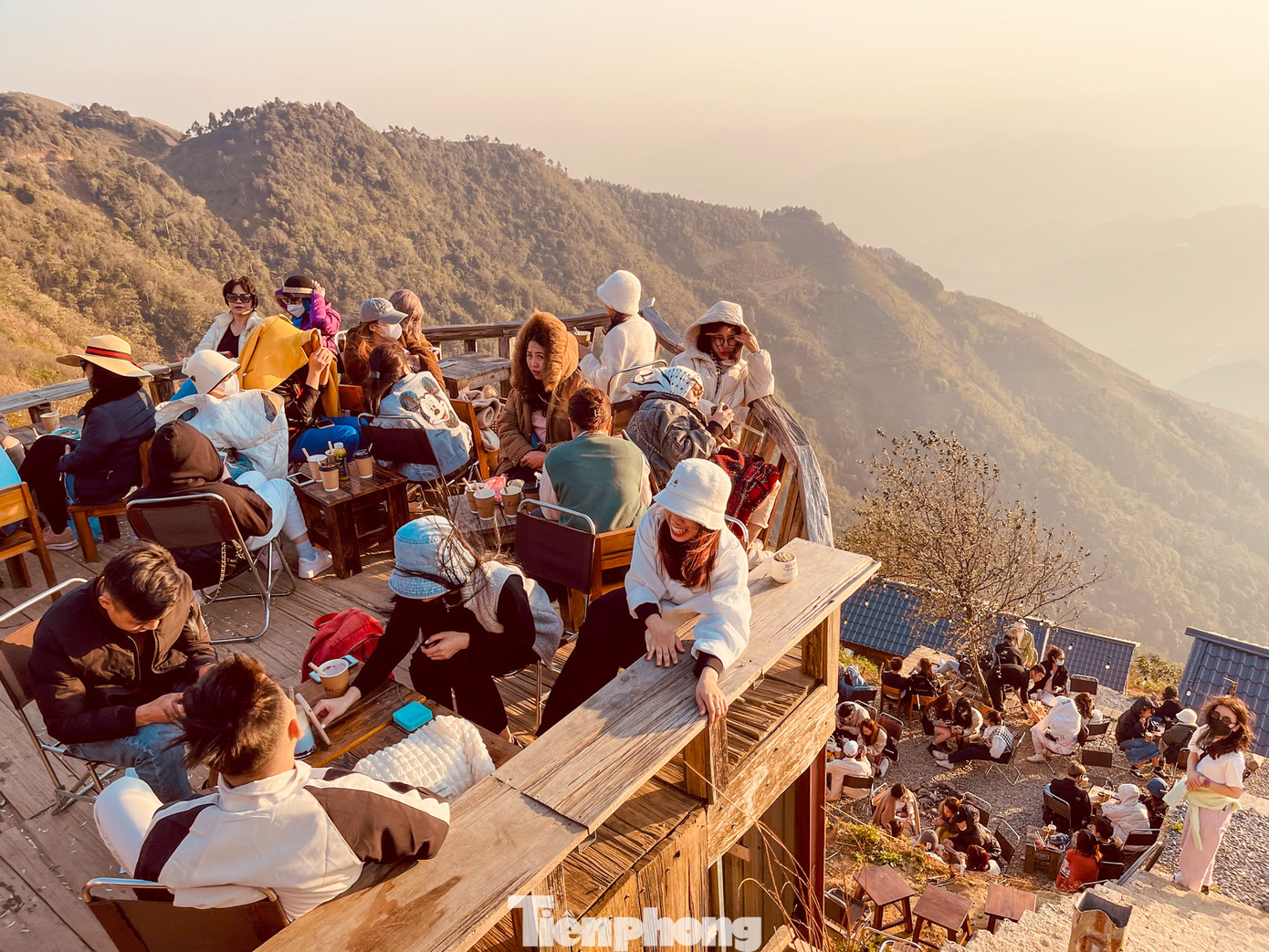 Bức tranh Tà Xùa buổi chiều vô cùng lãng mạn khiến hàng nghìn du khách không quản ngại đường xa đổ về trước hàng tiếng đồng hồ để săn khoảnh khắc hoàng hôn tuyệt đẹp.