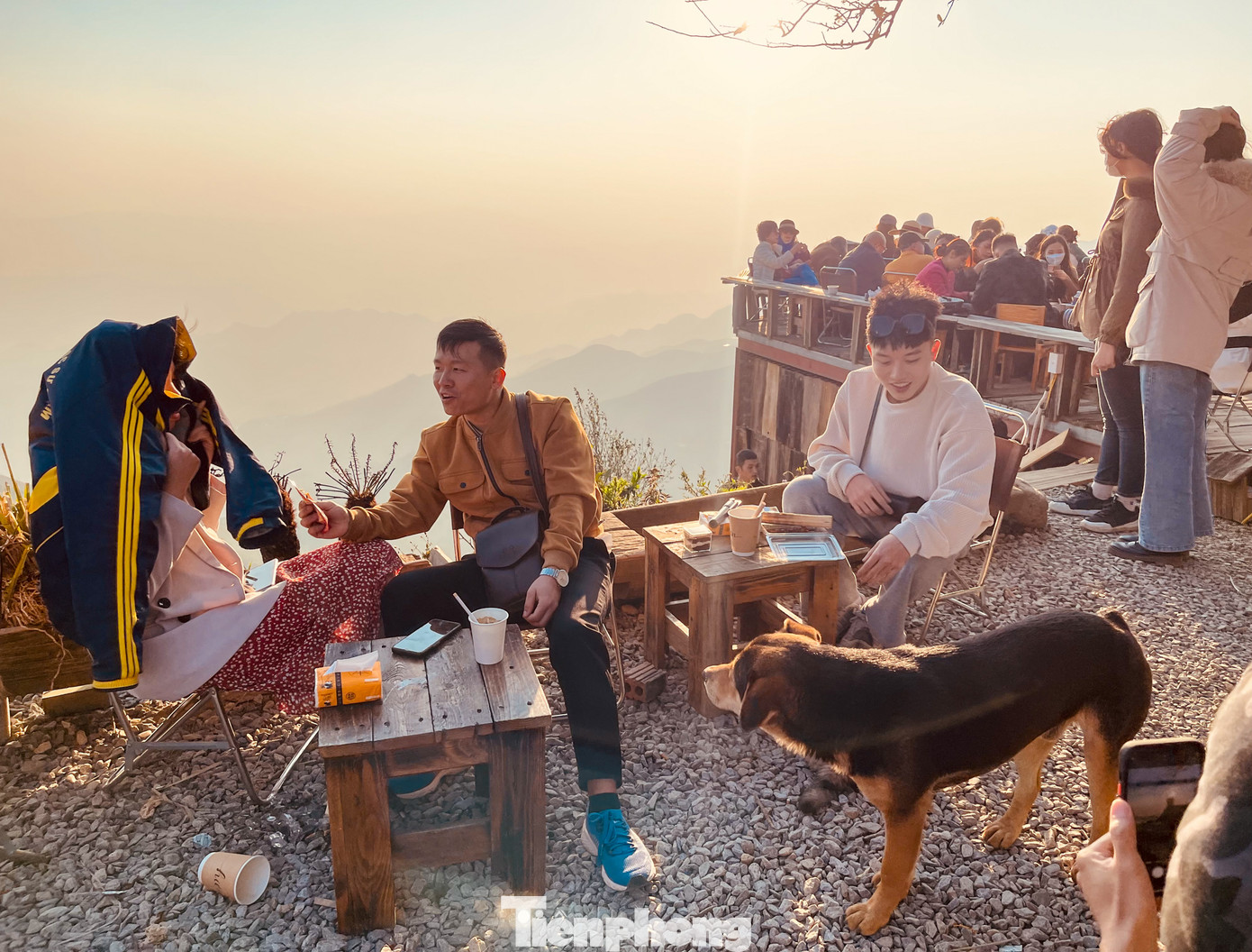 Bầu không khí tại Tà Xùa mát mẻ, trong lành và se se lạnh, mang lại cảm giác yên bình với du khách.