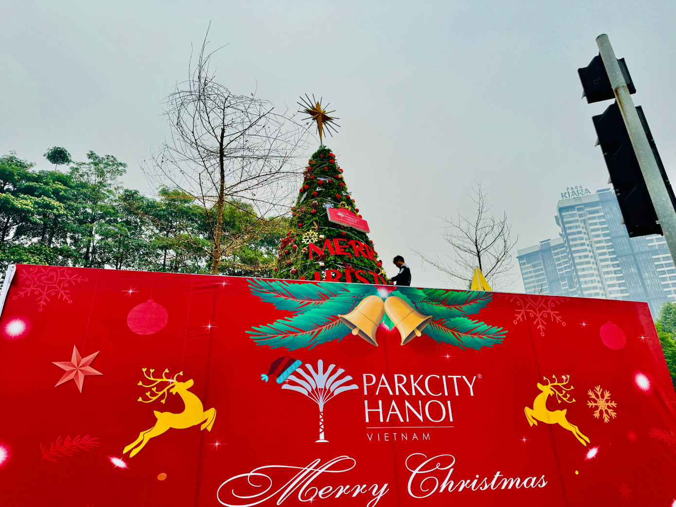 Gần 1 tháng nữa là đến dịp Giáng sinh 2023, nhiều tòa nhà và trung tâm thương mại ở Hà Nội đã bắt đầu trang trí, dựng cây thông Noel chào đón khách tới mua sắm. Trước khu chung cư tại Hà Đông, một cây thông khổng lồ được trang trí bắt mắt đang được gấp rút hoàn thiện.