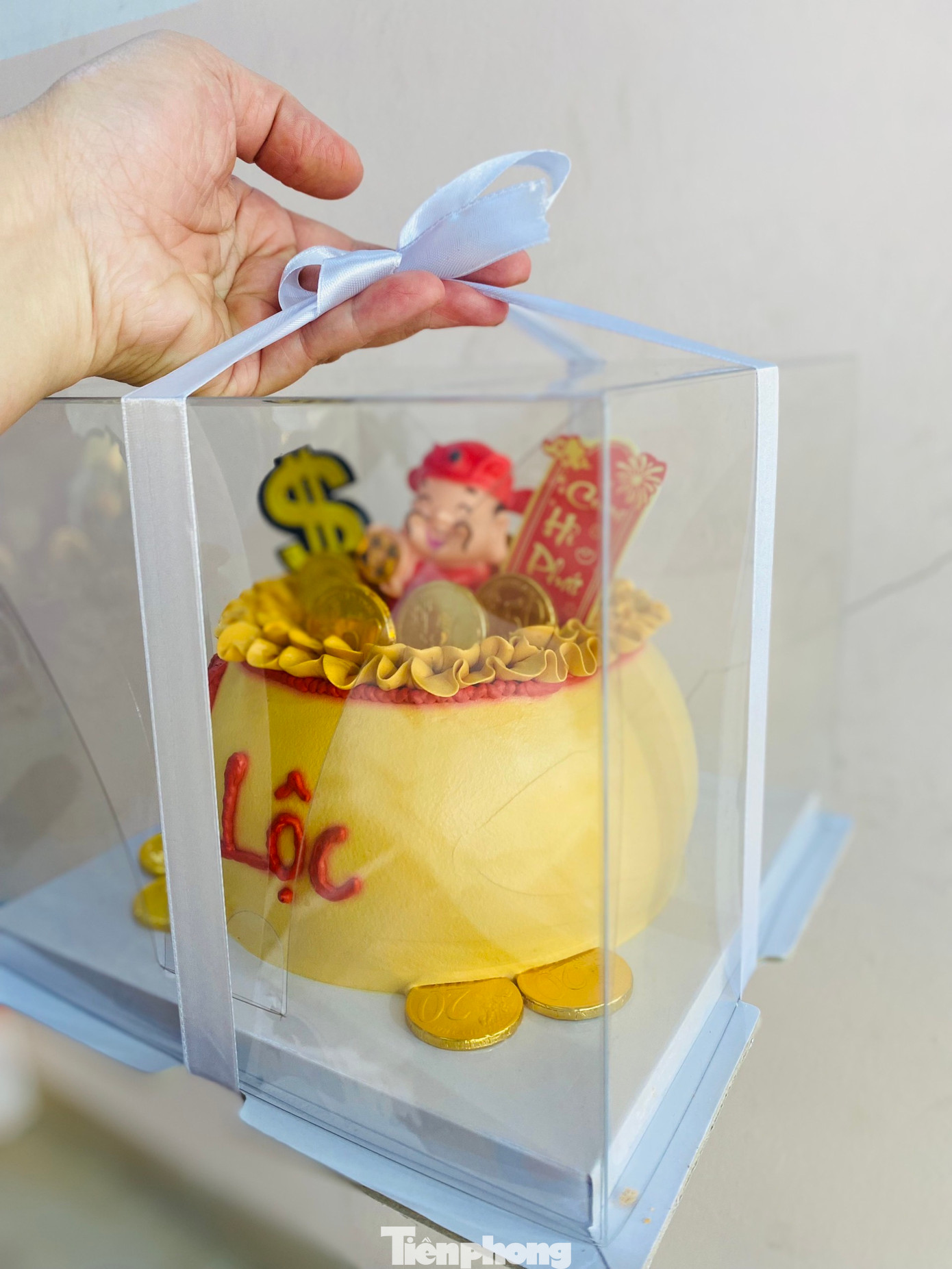 Hũ vàng trong phong thủy là biểu tượng của tài lộc. Trong năm mới các gia đình đều mong muốn gặp nhiều may mắn, quanh năm sung túc.