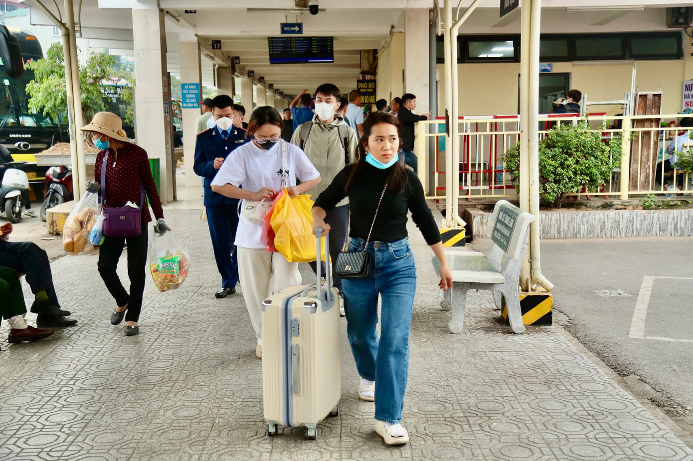 Trao đổi với PV Tiền Phong, đại diện bến xe Giáp Bát cho biết, dự định lượng hành khách tăng khoảng 300% so với ngày thường nên bến xe đã chủ động phương tiện tăng 250 lượt xe/ngày, tăng 25% so với ngày thường.