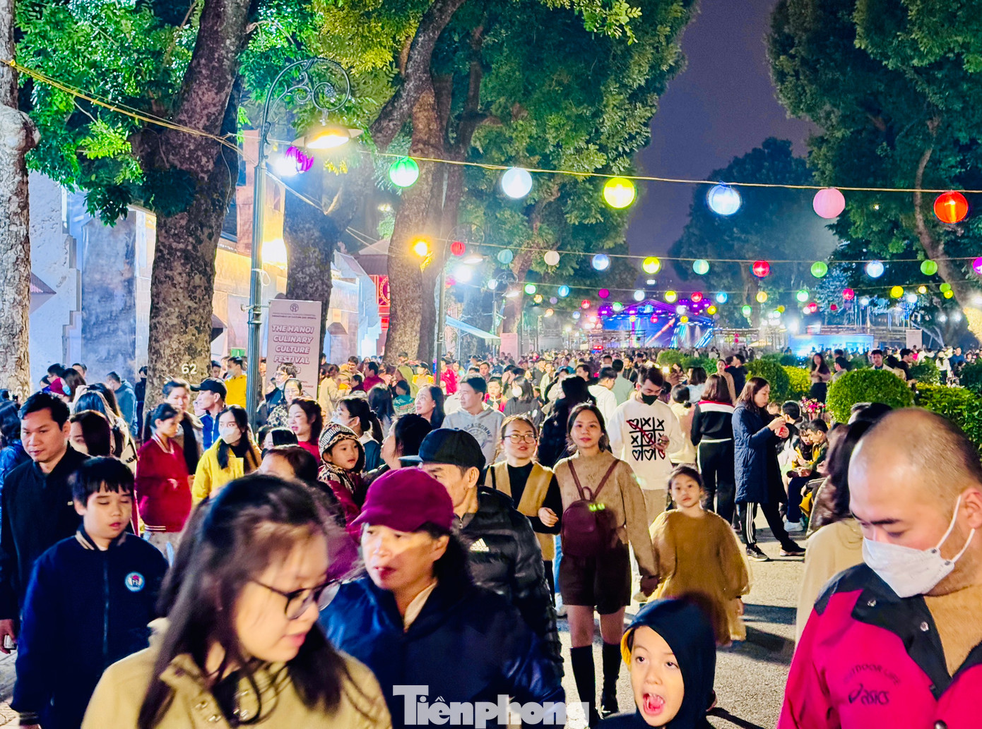 Hà Nội đang trong những ngày giá rét, buổi tối nhiệt độ xuống tới 17-18 độ C nhưng không làm chùn bước những người đam mê ẩm thực đến với lễ hội.