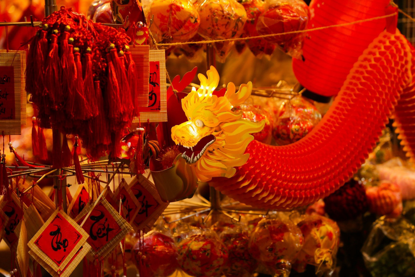 Theo ghi nhận của Tiền Phong, đồ trang trí đón năm mới 2024 đã được được bày biện với nhiều mẫu mã phong phú, đa dạng với những sản phẩm đặc trưng của Tết như câu đối, pháo hoa... Đặc biệt năm nay các sản phẩm linh vật Giáp Thìn với tạo hình rất đẹp mắt thu hút người mua.