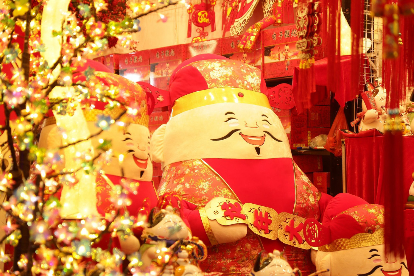 Tết đến Xuân về, các sản phẩm tài lộc hút vượng khí với gia chủ cũng là mặt hàng bán khá chạy, một tiểu thương cho biết.