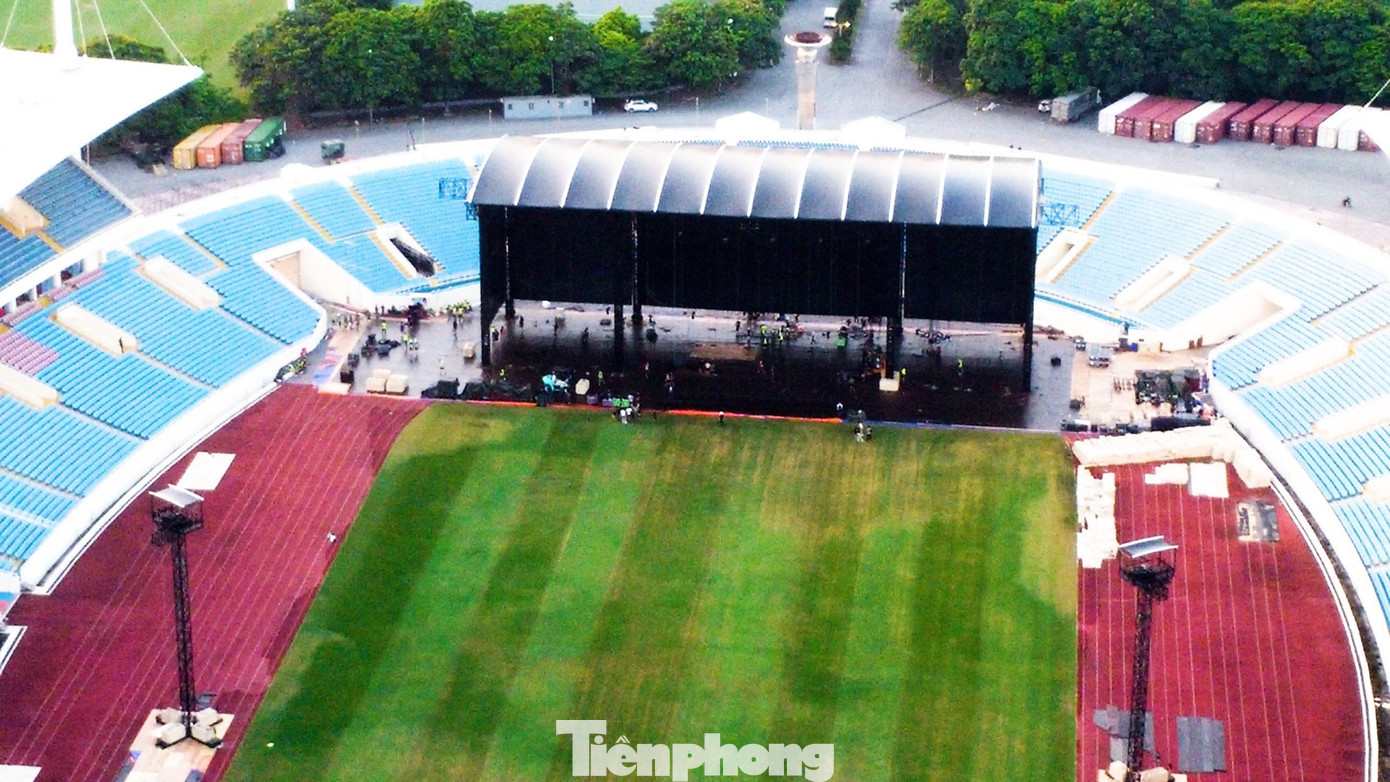 Hiện tại khu vực sân Mỹ Đình bắt đầu lắp đặt các hạng mục như lắp đặt các khung thép, sân khấu, thảm sàn... trong và ngoài sân vận động Mỹ Đình để chuẩn bị cho show biểu diễn tới đây.