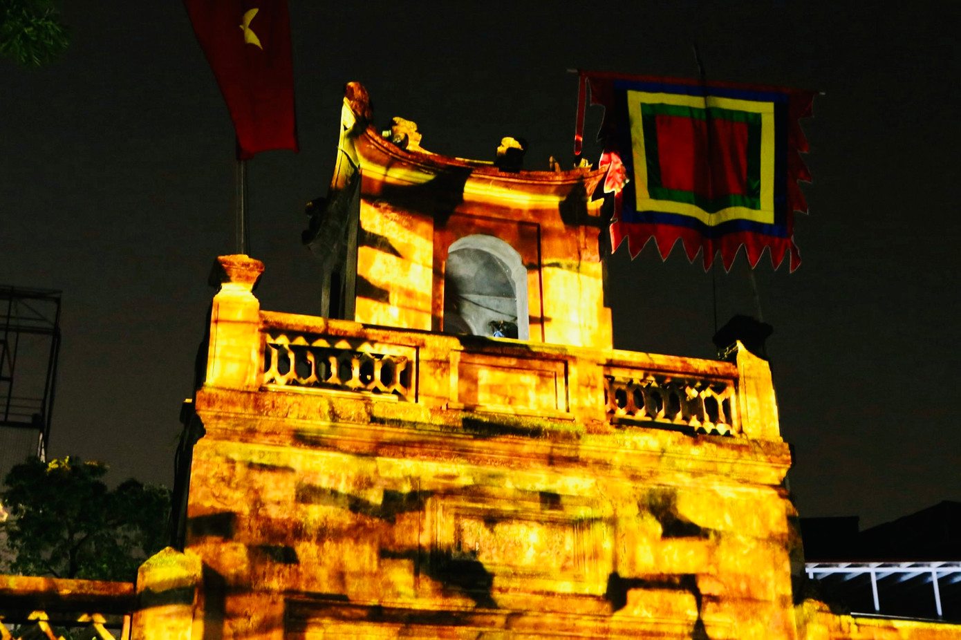 Điểm nhấn của lễ hội là các họa tiết của 13 Di sản Vật thể và Phi vật thể đặc trưng cho các giá trị văn hóa, lịch sử nổi bật của Thủ đô như Cầu Long Biên, Ô Quan Chưởng, chùa Một Cột, Tháp Bút, tranh Hàng Trống, nón lá Làng Chuông, Tứ Trấn, Khuê Văn Các, Hoàng thành Thăng Long... sẽ được trình chiếu.