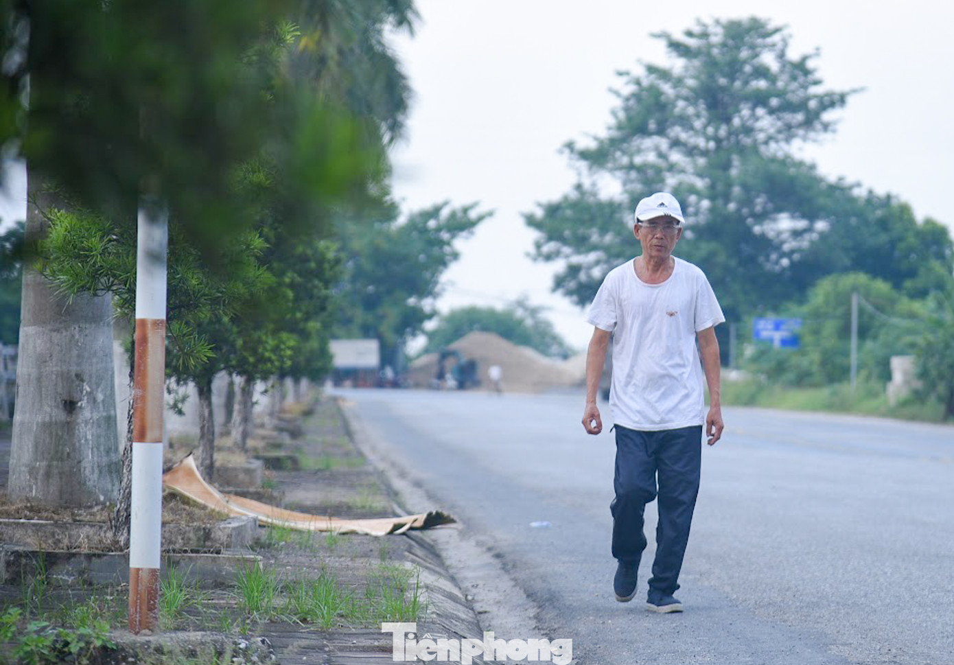 Trao đổi với PV Tiền Phong, ông Nguyễn Văn Quang (70 tuổi, ở xã Hạ Mỗ, huyện Đan Phượng) cho biết: "Mỗi ngày có đông người dân đến đây tập thể dục, nhưng khi trời vừa nhá nhem tối thì không ai dám đi qua đây nữa vì sợ ngã xuống mương. Hệ thống chiếu sáng trên đường gần như không được bật thường xuyên. Cùng đó lan can đã hư hỏng nặng, nhiều điểm còn có những thanh sắt nhô cao lên khỏi mặt vỉa hè, không chú ý sẽ rất dễ vấp ngã".