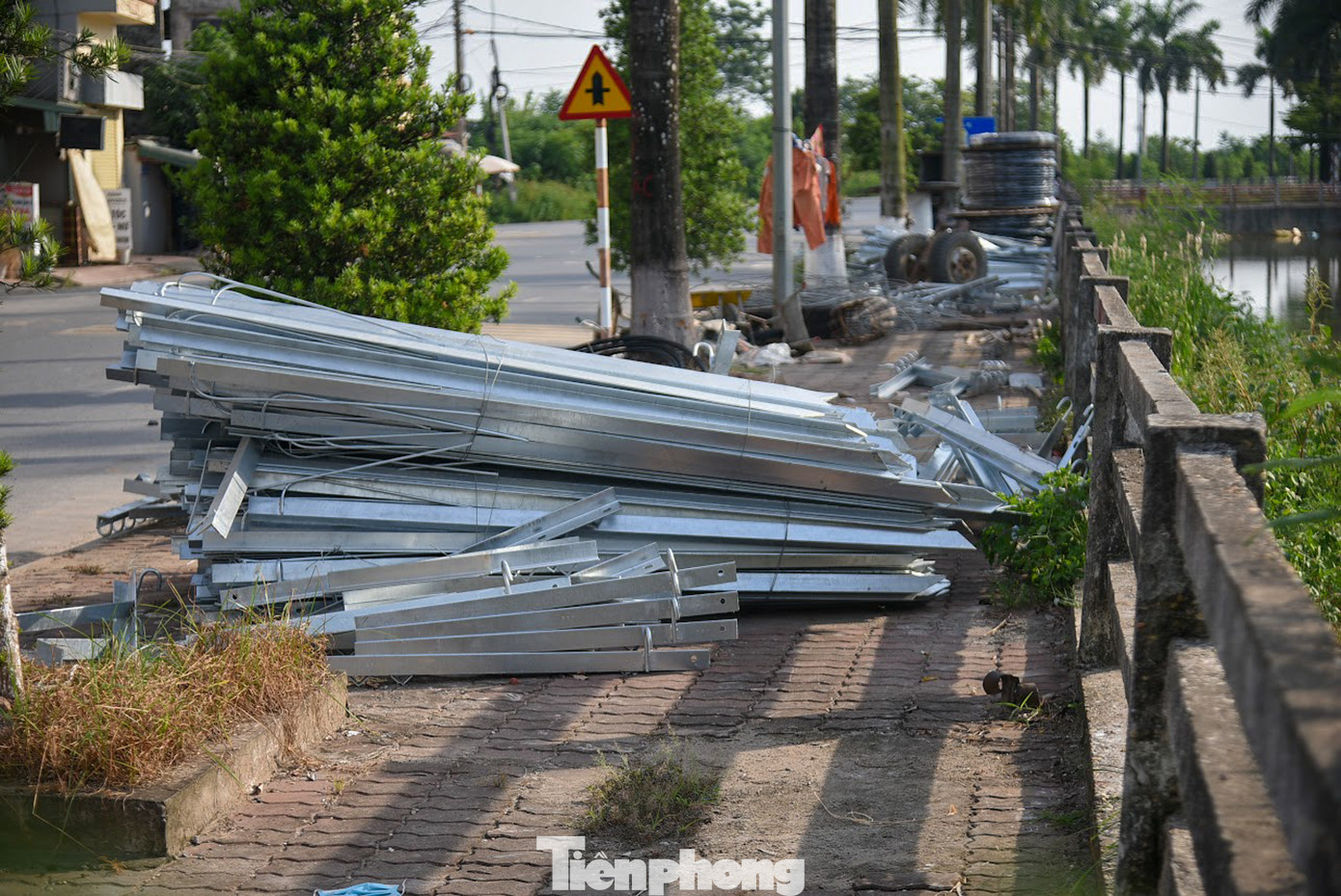 Nhiều đoạn vỉa hè đã xuống cấp nghiêm trọng, tạo thành những hố lõm lớn như cạm bẫy cho người đi bộ qua đây, nhiều đoạn lại thành nơi tập kết nguyên vật liệu bất đắc dĩ.