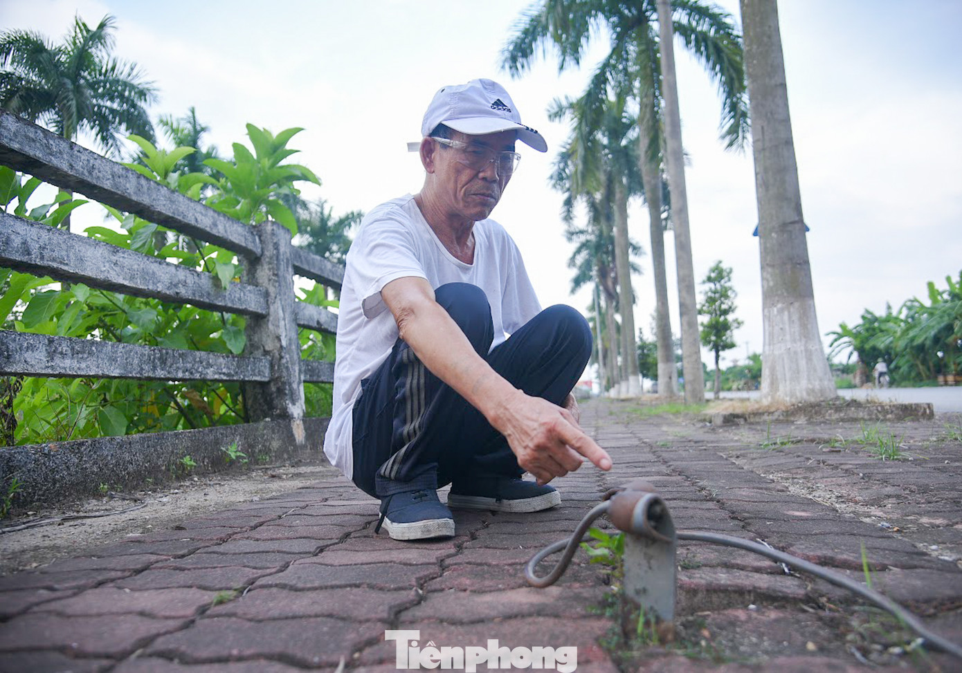 Trao đổi với PV Tiền Phong, ông Nguyễn Văn Quang (70 tuổi, ở xã Hạ Mỗ, huyện Đan Phượng) cho biết: "Mỗi ngày có đông người dân đến đây tập thể dục, nhưng khi trời vừa nhá nhem tối thì không ai dám đi qua đây nữa vì sợ ngã xuống mương. Hệ thống chiếu sáng trên đường gần như không được bật thường xuyên. Cùng đó lan can đã hư hỏng nặng, nhiều điểm còn có những thanh sắt nhô cao lên khỏi mặt vỉa hè, không chú ý sẽ rất dễ vấp ngã".