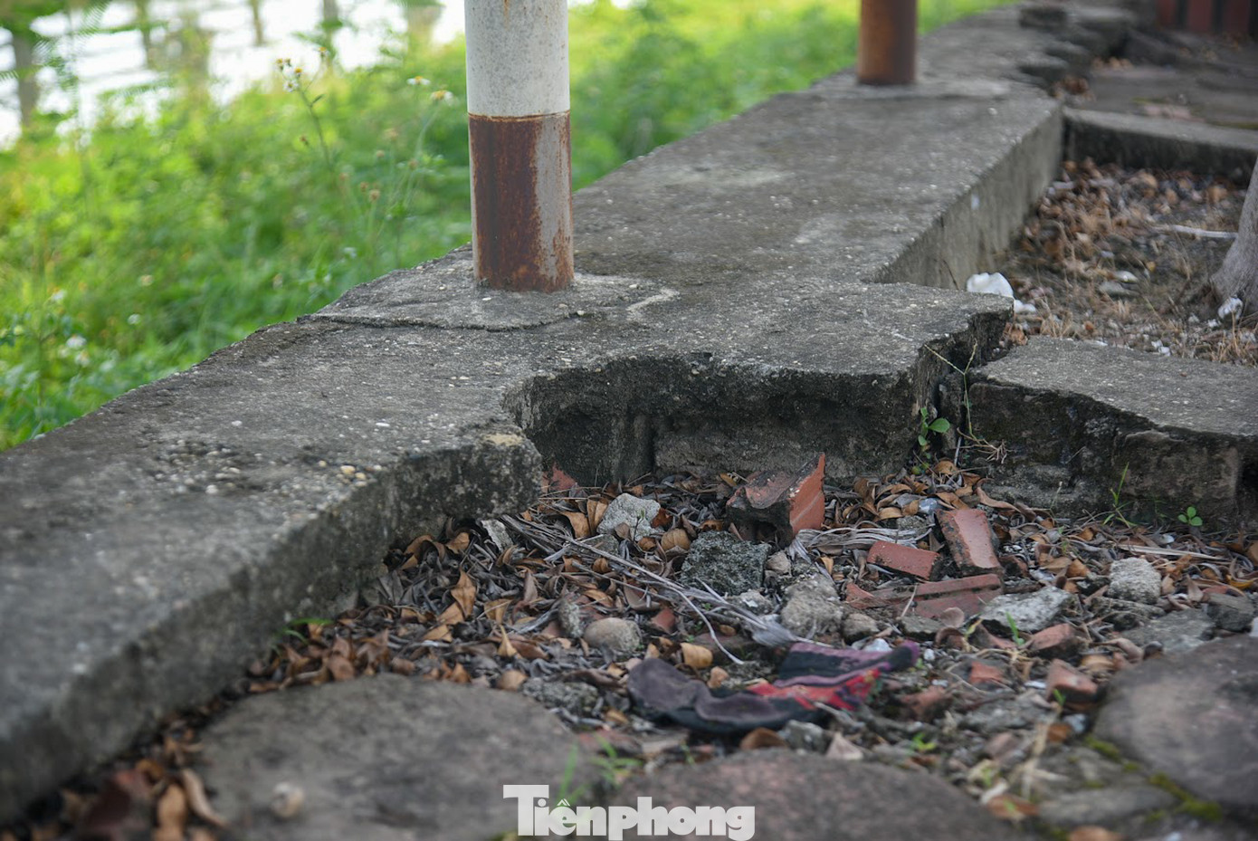 Nhiều đoạn vỉa hè đã xuống cấp nghiêm trọng, tạo thành những hố lõm lớn như cạm bẫy cho người đi bộ qua đây, nhiều đoạn lại thành nơi tập kết nguyên vật liệu bất đắc dĩ.