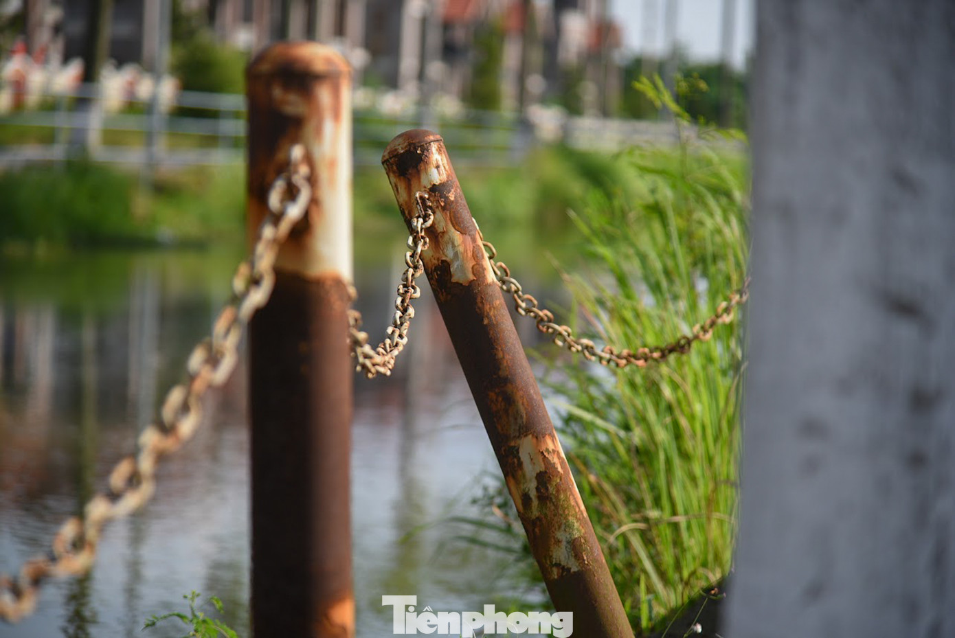 Một số đoạn lan can bị đứt gãy, hoen gỉ đã nhiều năm, không được che chắn hay cắm biển cảnh báo, tiềm ẩn nhiều rủi ro nguy hiểm.