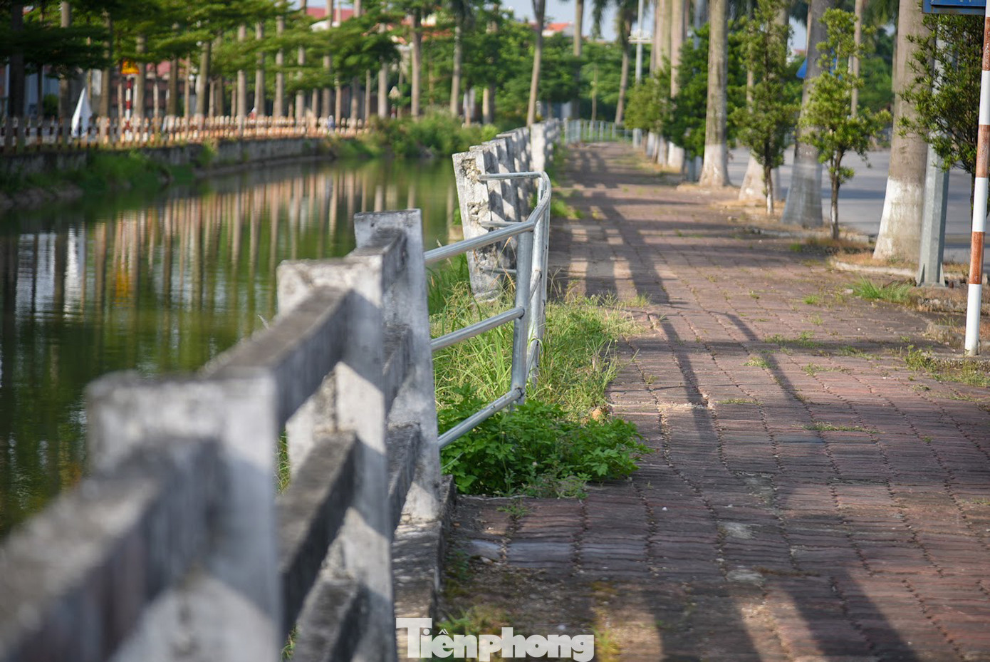 Theo ghi nhận của PV Tiền Phong, hiện tại trên kênh mương Đan Hoài chảy qua xã Hạ Mỗ có nhiều vị trí hư hỏng, trong đó 1 số đoạn lan can đã bị đứt gãy, thậm chí đổ hẳn xuống lòng mương.