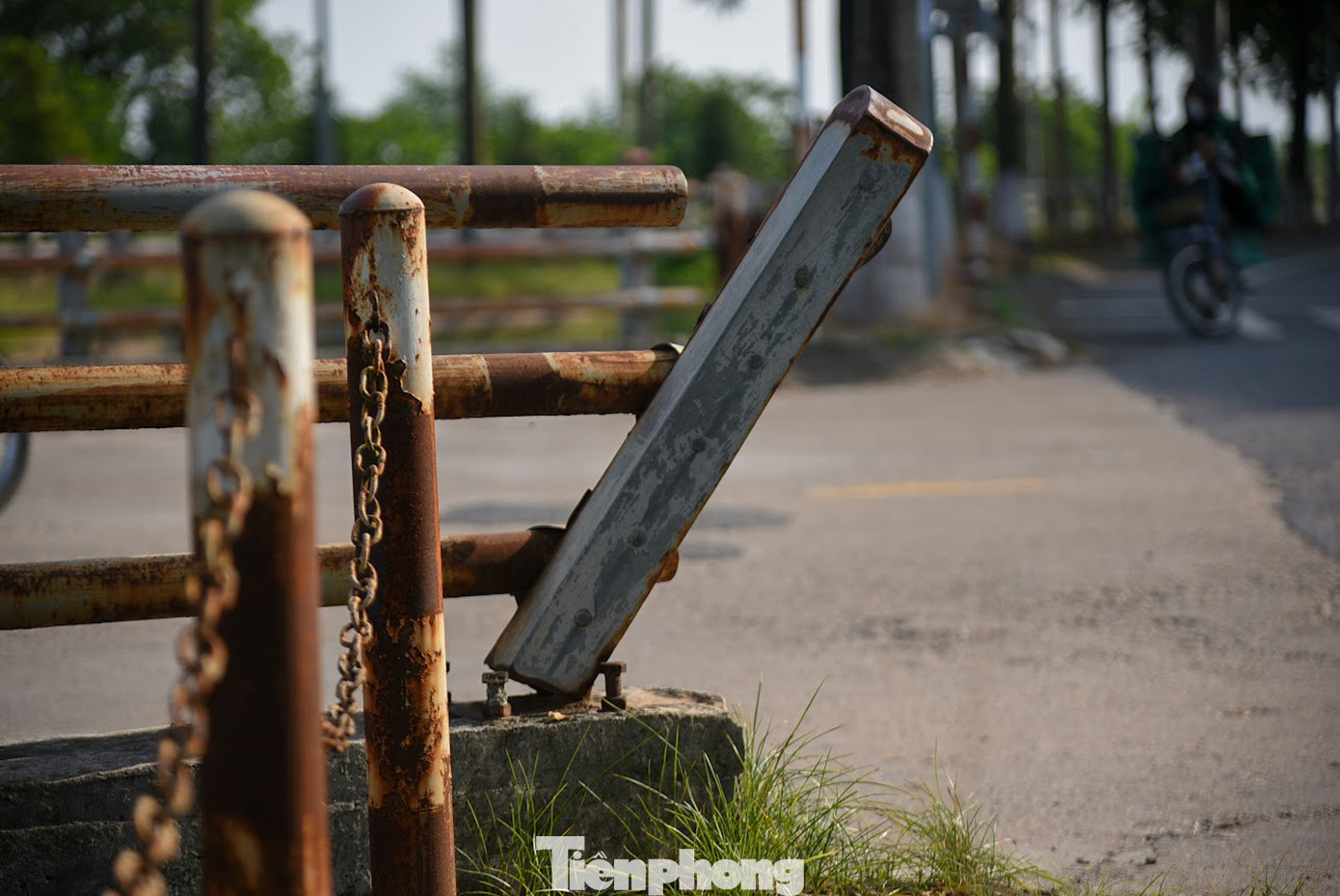 Một số đoạn lan can bị đứt gãy, hoen gỉ đã nhiều năm, không được che chắn hay cắm biển cảnh báo, tiềm ẩn nhiều rủi ro nguy hiểm.