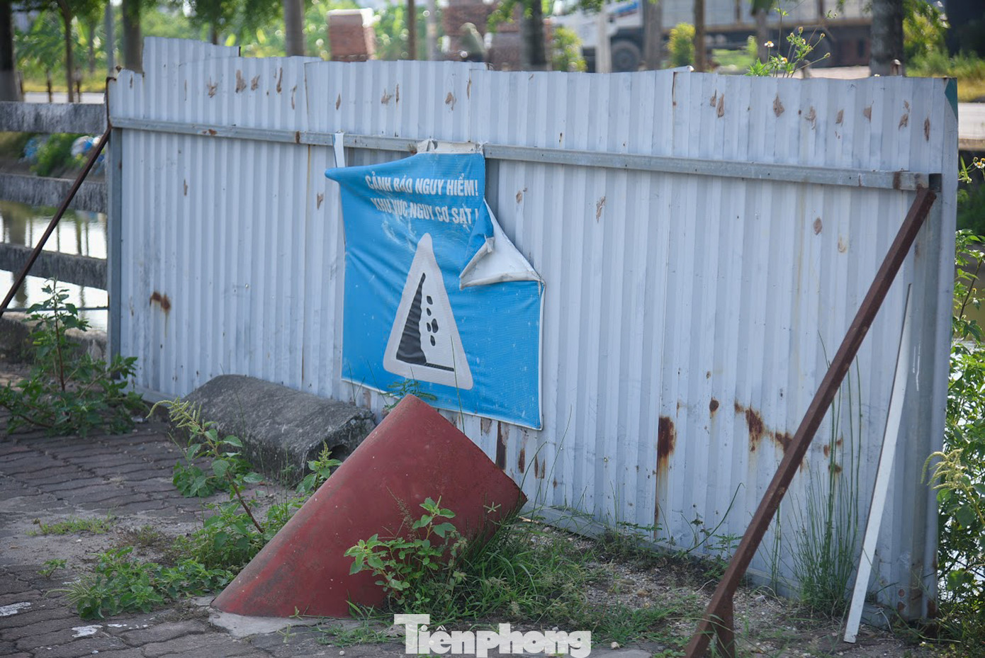 Dọc theo kênh mương Đan Hoài xuất hiện rất nhiều các điểm tập kết rác thải gây mất mỹ quan, ô nhiễm.