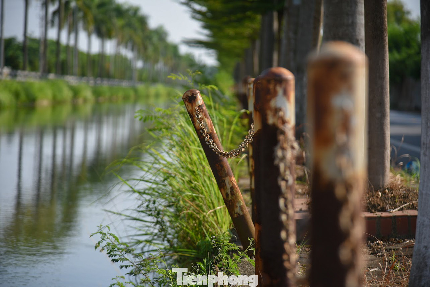 Một số đoạn lan can bị đứt gãy, hoen gỉ đã nhiều năm, không được che chắn hay cắm biển cảnh báo, tiềm ẩn nhiều rủi ro nguy hiểm.