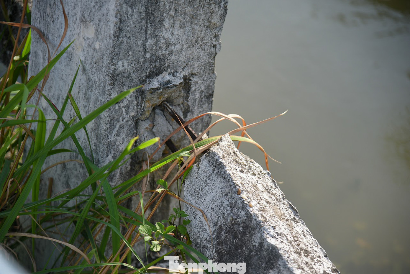 Một số đoạn lan can bị đứt gãy, hoen gỉ đã nhiều năm, không được che chắn hay cắm biển cảnh báo, tiềm ẩn nhiều rủi ro nguy hiểm.