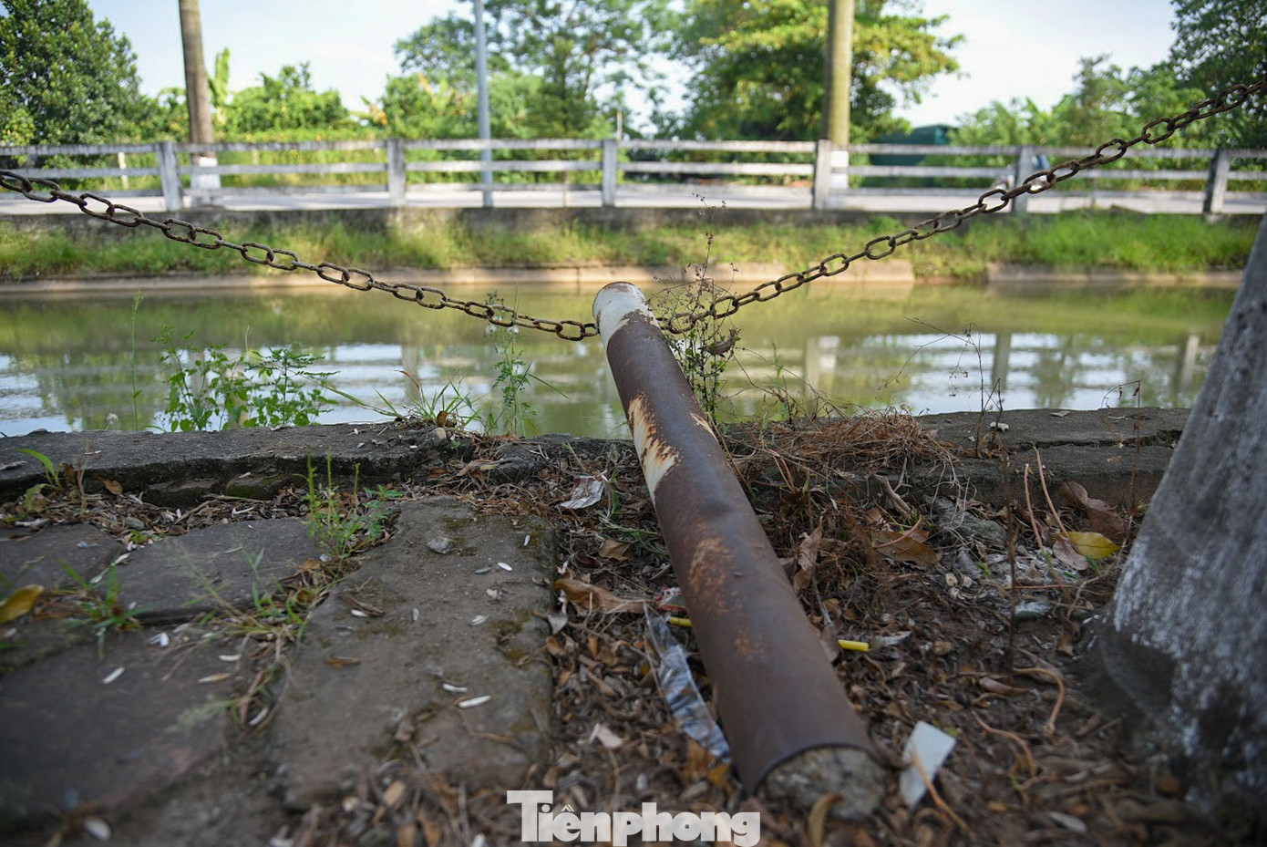 Theo ghi nhận của PV Tiền Phong, hiện tại trên kênh mương Đan Hoài chảy qua xã Hạ Mỗ có nhiều vị trí hư hỏng, trong đó 1 số đoạn lan can đã bị đứt gãy, thậm chí đổ hẳn xuống lòng mương.